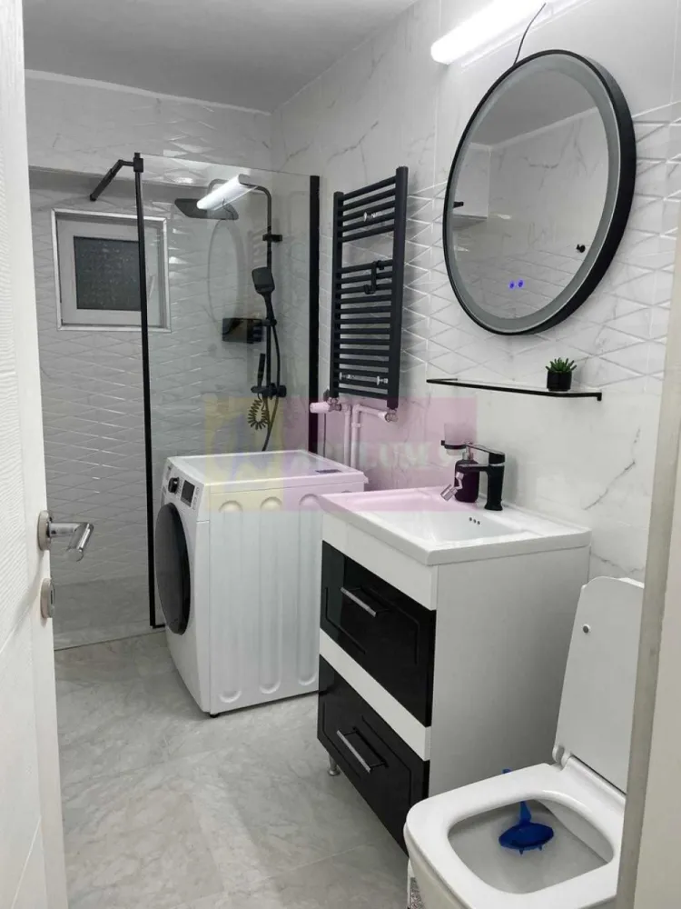 Garsoniera premium 40mp- Matei Basarab/Decebal, renovata, mobilata - Agentia Imobiliara Apulum 94
Va propune spre vanzare o garsoniera deosebita, situata intr-una dintre ccele mai apreciate zone din Bucuresti, Sector 3, pe Strada Matei Basarab, in imediata apropiere a Bulevardului Decebal si Calea Calarasi. In zona sunt scoli si gradinite, facultatea, supermarketuri si magazine, saloane de infrumusetare, statii STB, cu acces rapid catre toate zonele orasului, parcuri.
Garsoniera este inchiriata de aproximativ 3 ani, la valoarea de 2000 de lei.

 Locuinta are 39,95 mp, este amplasata la parter si beneficiaza de acces facil cu o pozitionare excelenta intr-o zona centrala, fiind indeala pentru locuit, cat si pentru investitie.

 Garsoniera este renovata integral de la zero, pana la structura de baza a acesteia. Toate instalatiile electrice si sanitare au fost inlocuite complet, finisajele sunt moderne, refacute cu materiale de calitate. Se vinde exact ca in fotografii, complet mobilata si utilata.

 Are o compartimentare decomandata, cu suprafata utila de 39,95 mp, instalatie electrica complet noua, instalatie sanitara noua, finisaje moderne, aer conditionat, mobilata si utilata complet.