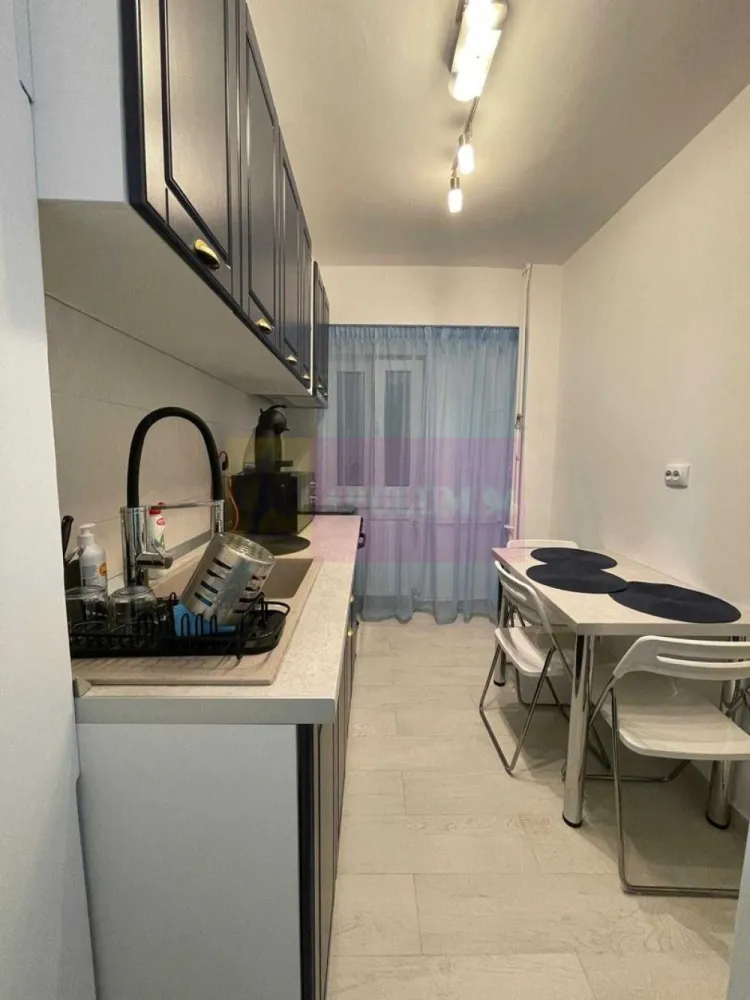 Garsoniera premium 40mp- Matei Basarab/Decebal, renovata, mobilata - Agentia Imobiliara Apulum 94
Va propune spre vanzare o garsoniera deosebita, situata intr-una dintre ccele mai apreciate zone din Bucuresti, Sector 3, pe Strada Matei Basarab, in imediata apropiere a Bulevardului Decebal si Calea Calarasi. In zona sunt scoli si gradinite, facultatea, supermarketuri si magazine, saloane de infrumusetare, statii STB, cu acces rapid catre toate zonele orasului, parcuri.
Garsoniera este inchiriata de aproximativ 3 ani, la valoarea de 2000 de lei.

 Locuinta are 39,95 mp, este amplasata la parter si beneficiaza de acces facil cu o pozitionare excelenta intr-o zona centrala, fiind indeala pentru locuit, cat si pentru investitie.

 Garsoniera este renovata integral de la zero, pana la structura de baza a acesteia. Toate instalatiile electrice si sanitare au fost inlocuite complet, finisajele sunt moderne, refacute cu materiale de calitate. Se vinde exact ca in fotografii, complet mobilata si utilata.

 Are o compartimentare decomandata, cu suprafata utila de 39,95 mp, instalatie electrica complet noua, instalatie sanitara noua, finisaje moderne, aer conditionat, mobilata si utilata complet.