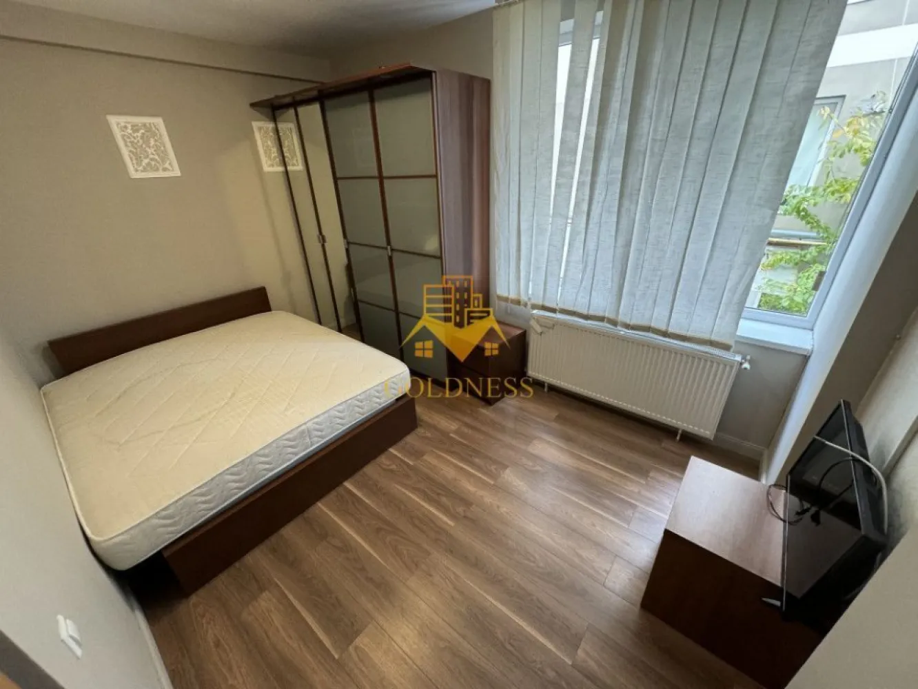 3 camere, modern, 2 parcari, Buna Ziua zona Home Garden, MCRO - GOLDNESS Imobiliare vă propune spre închiriere un apartament cu 3 camere complet mobilat și utilat, la parter într-un imobil de 2 etaje, în cartierul Buna Ziua. 

Apartamentul este compartimentat astfel:
 - dormitor cu pat matrimonial, dressing, noptiere
 - dormitor cu pat matrimonial, dressing, noptiere
 - living cu bucatarie open-space complet utilată, canapea extensibilă, loc de servit masa 
 - baie cu cada, calorifer port prosop inox și dulap pentru depozitare.

Imobilul este dotat cu toate cele necesare- centrală proprie, mașină de spălat haine, frigider, plită electrică, hotă, etc. 

Se află în apropierea stațiilor de transport în comun, magazine, restaurante, spații verzi, farmacii, etc. 

Dispune de 2 locuri de parcare!

Dacă sunteți interesați de acest apartament și doriți să îl vizionați, dar și pentru alte oferte sau detalii nu ezitați să ne contactați telefonic sau prin e-mail - goldnessimobiliare@gmail.com. Vă stăm la dispoziție!