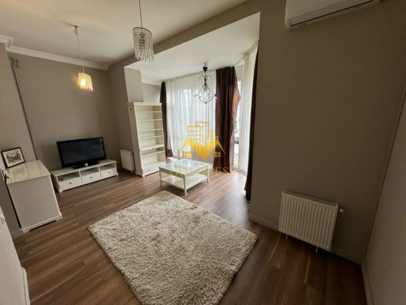3 camere, modern, 2 parcari, Buna Ziua zona Home Garden, MCRO - GOLDNESS Imobiliare vă propune spre închiriere un apartament cu 3 camere complet mobilat și utilat, la parter într-un imobil de 2 etaje, în cartierul Buna Ziua. 

Apartamentul este compartimentat astfel:
 - dormitor cu pat matrimonial, dressing, noptiere
 - dormitor cu pat matrimonial, dressing, noptiere
 - living cu bucatarie open-space complet utilată, canapea extensibilă, loc de servit masa 
 - baie cu cada, calorifer port prosop inox și dulap pentru depozitare.

Imobilul este dotat cu toate cele necesare- centrală proprie, mașină de spălat haine, frigider, plită electrică, hotă, etc. 

Se află în apropierea stațiilor de transport în comun, magazine, restaurante, spații verzi, farmacii, etc. 

Dispune de 2 locuri de parcare!

Dacă sunteți interesați de acest apartament și doriți să îl vizionați, dar și pentru alte oferte sau detalii nu ezitați să ne contactați telefonic sau prin e-mail - goldnessimobiliare@gmail.com. Vă stăm la dispoziție!