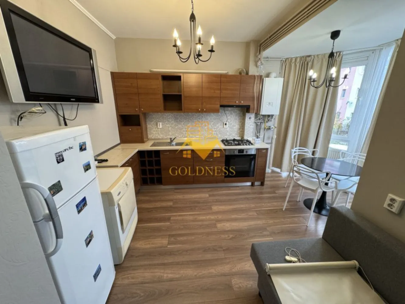 3 camere, modern, 2 parcari, Buna Ziua zona Home Garden, MCRO - GOLDNESS Imobiliare vă propune spre închiriere un apartament cu 3 camere complet mobilat și utilat, la parter într-un imobil de 2 etaje, în cartierul Buna Ziua. 

Apartamentul este compartimentat astfel:
 - dormitor cu pat matrimonial, dressing, noptiere
 - dormitor cu pat matrimonial, dressing, noptiere
 - living cu bucatarie open-space complet utilată, canapea extensibilă, loc de servit masa 
 - baie cu cada, calorifer port prosop inox și dulap pentru depozitare.

Imobilul este dotat cu toate cele necesare- centrală proprie, mașină de spălat haine, frigider, plită electrică, hotă, etc. 

Se află în apropierea stațiilor de transport în comun, magazine, restaurante, spații verzi, farmacii, etc. 

Dispune de 2 locuri de parcare!

Dacă sunteți interesați de acest apartament și doriți să îl vizionați, dar și pentru alte oferte sau detalii nu ezitați să ne contactați telefonic sau prin e-mail - goldnessimobiliare@gmail.com. Vă stăm la dispoziție!