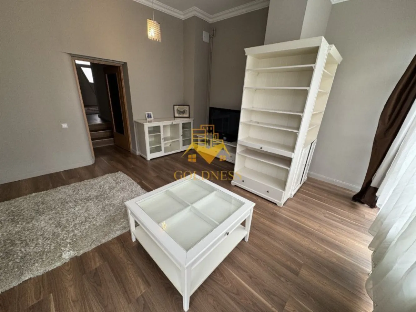 3 camere, modern, 2 parcari, Buna Ziua zona Home Garden, MCRO - GOLDNESS Imobiliare vă propune spre închiriere un apartament cu 3 camere complet mobilat și utilat, la parter într-un imobil de 2 etaje, în cartierul Buna Ziua. 

Apartamentul este compartimentat astfel:
 - dormitor cu pat matrimonial, dressing, noptiere
 - dormitor cu pat matrimonial, dressing, noptiere
 - living cu bucatarie open-space complet utilată, canapea extensibilă, loc de servit masa 
 - baie cu cada, calorifer port prosop inox și dulap pentru depozitare.

Imobilul este dotat cu toate cele necesare- centrală proprie, mașină de spălat haine, frigider, plită electrică, hotă, etc. 

Se află în apropierea stațiilor de transport în comun, magazine, restaurante, spații verzi, farmacii, etc. 

Dispune de 2 locuri de parcare!

Dacă sunteți interesați de acest apartament și doriți să îl vizionați, dar și pentru alte oferte sau detalii nu ezitați să ne contactați telefonic sau prin e-mail - goldnessimobiliare@gmail.com. Vă stăm la dispoziție!