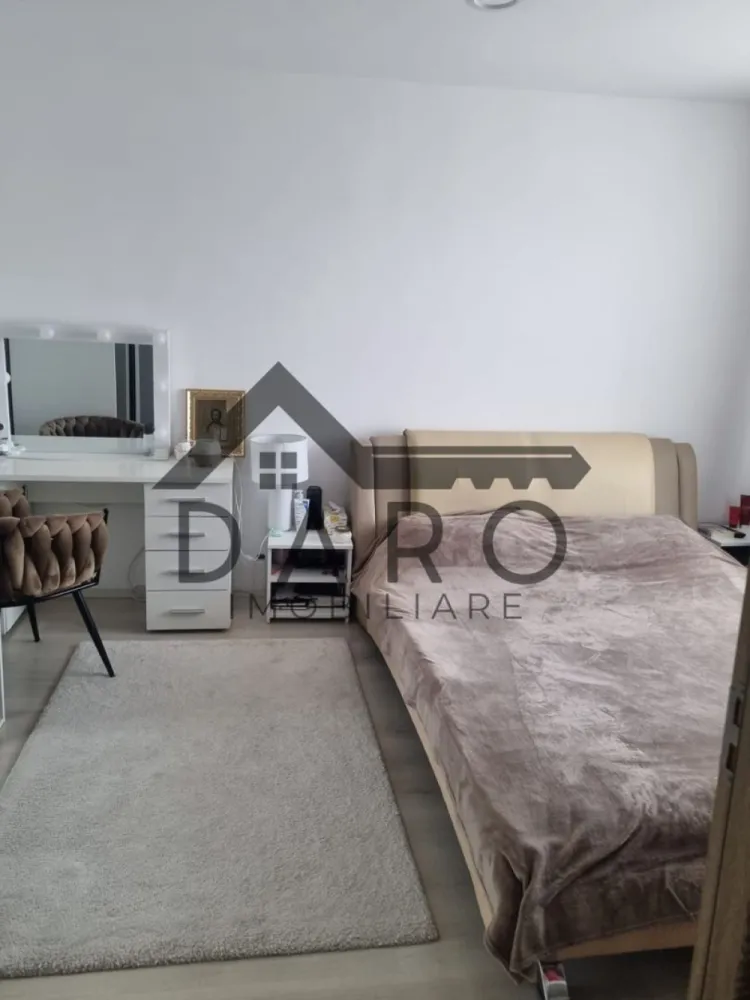 Apartament cu 3 camere, Unirii, Tg Mures - Vând apartament spatios, confort 1, cu 3 camere, 2 bai, situat la etajul 7 din 8, cu lift nou, in cartierul Unirii, la 2 minute de pod. Apartamentul are o suprafață de 84 mp utili + 3 balcoane inchise. Este pozitionat spre soare, luminos, dotat cu geamuri termopan, centrala pe gaz, aer condiționat. Se vinde mobilat și utilat. Proprietar unic!