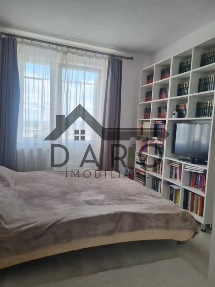 Apartament cu 3 camere, Unirii, Tg Mures - Vând apartament spatios, confort 1, cu 3 camere, 2 bai, situat la etajul 7 din 8, cu lift nou, in cartierul Unirii, la 2 minute de pod. Apartamentul are o suprafață de 84 mp utili + 3 balcoane inchise. Este pozitionat spre soare, luminos, dotat cu geamuri termopan, centrala pe gaz, aer condiționat. Se vinde mobilat și utilat. Proprietar unic!