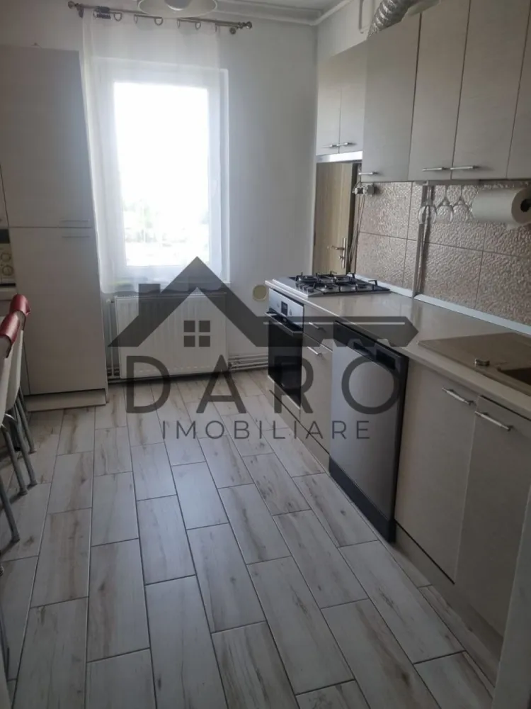 Apartament cu 3 camere, Unirii, Tg Mures - Vând apartament spatios, confort 1, cu 3 camere, 2 bai, situat la etajul 7 din 8, cu lift nou, in cartierul Unirii, la 2 minute de pod. Apartamentul are o suprafață de 84 mp utili + 3 balcoane inchise. Este pozitionat spre soare, luminos, dotat cu geamuri termopan, centrala pe gaz, aer condiționat. Se vinde mobilat și utilat. Proprietar unic!