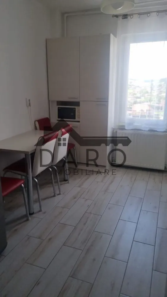 Apartament cu 3 camere, Unirii, Tg Mures - Vând apartament spatios, confort 1, cu 3 camere, 2 bai, situat la etajul 7 din 8, cu lift nou, in cartierul Unirii, la 2 minute de pod. Apartamentul are o suprafață de 84 mp utili + 3 balcoane inchise. Este pozitionat spre soare, luminos, dotat cu geamuri termopan, centrala pe gaz, aer condiționat. Se vinde mobilat și utilat. Proprietar unic!