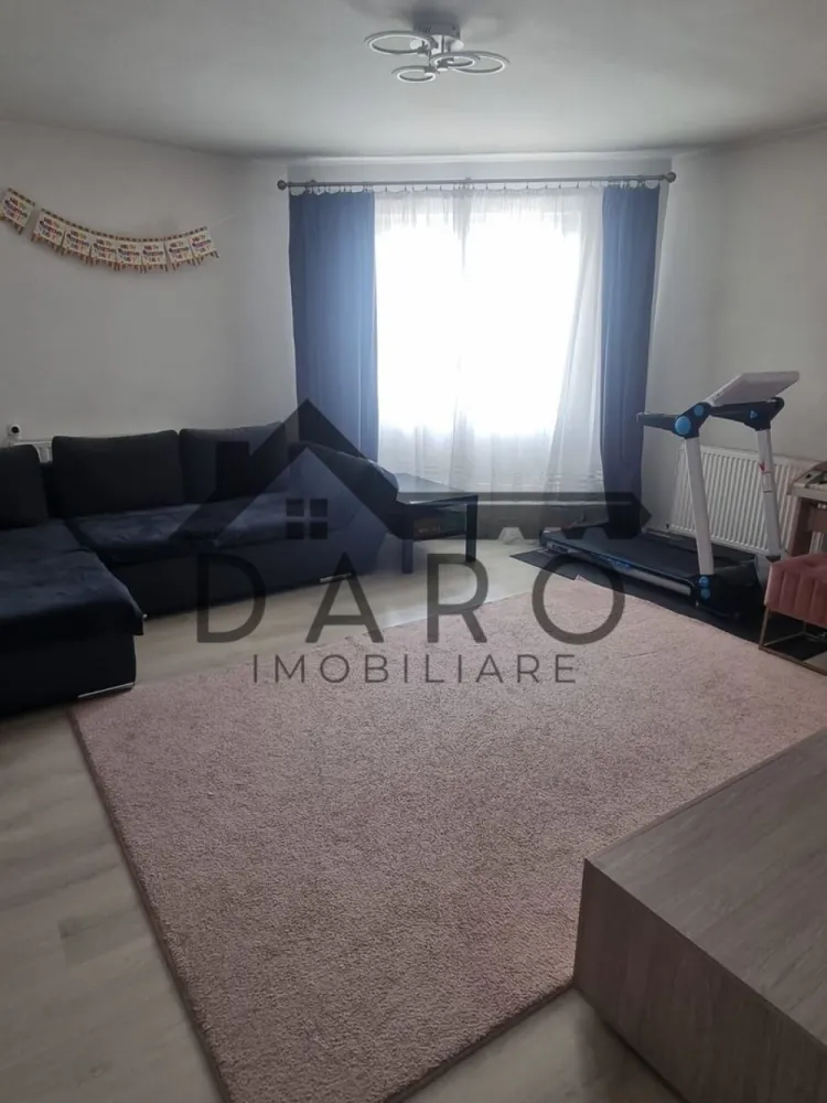 Apartament cu 3 camere, Unirii, Tg Mures - Vând apartament spatios, confort 1, cu 3 camere, 2 bai, situat la etajul 7 din 8, cu lift nou, in cartierul Unirii, la 2 minute de pod. Apartamentul are o suprafață de 84 mp utili + 3 balcoane inchise. Este pozitionat spre soare, luminos, dotat cu geamuri termopan, centrala pe gaz, aer condiționat. Se vinde mobilat și utilat. Proprietar unic!