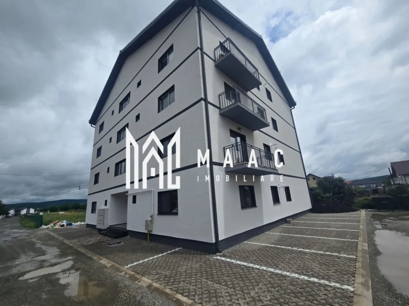Apartament de vânzare 2 camere | Șelimbăr | 55 mp, decomandat, INTABULAT - Apartament cu 2 camere decomandat, situat pe Strada Busuiocului din Șelimbăr, într-un bloc nou și INTABULAT, potrivit pentru locuire imediată.

Detalii proprietate:
• Suprafață utilă: 55 mp
• Suprafață construită: 79 mp
• Compartimentare: decomandat
• Etaj 3 din 3, imobil finalizat în 2025
• Stare interioară: ultrafinisat
• 1 dormitor, 1 baie, 1 bucătărie
• Balcon cu vedere spre munți
• 1 loc de parcare inclus
• Centrală termică proprie, geamuri termopan, calorifere montate, ușă metalică la intrare și instalații finalizate

Proprietatea este amplasată pe o stradă liniștită din Șelimbăr, într-un bloc recent construit și intabulat. Apartamentul este disponibil pentru achiziție imediată și oferă un spațiu bine definit pentru locuire, cu balcon și parcare privată incluse.

Cod anunț CP3176655. Contactați-ne pentru mai multe detalii și pentru programarea unei vizionări.