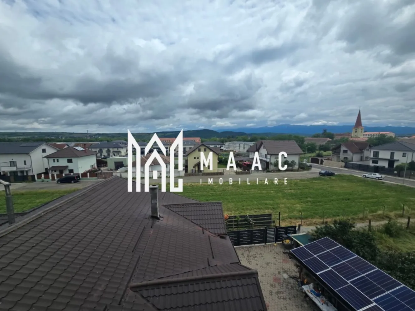 Apartament de vânzare 2 camere | Șelimbăr | 55 mp, decomandat, INTABULAT - Apartament cu 2 camere decomandat, situat pe Strada Busuiocului din Șelimbăr, într-un bloc nou și INTABULAT, potrivit pentru locuire imediată.

Detalii proprietate:
• Suprafață utilă: 55 mp
• Suprafață construită: 79 mp
• Compartimentare: decomandat
• Etaj 3 din 3, imobil finalizat în 2025
• Stare interioară: ultrafinisat
• 1 dormitor, 1 baie, 1 bucătărie
• Balcon cu vedere spre munți
• 1 loc de parcare inclus
• Centrală termică proprie, geamuri termopan, calorifere montate, ușă metalică la intrare și instalații finalizate

Proprietatea este amplasată pe o stradă liniștită din Șelimbăr, într-un bloc recent construit și intabulat. Apartamentul este disponibil pentru achiziție imediată și oferă un spațiu bine definit pentru locuire, cu balcon și parcare privată incluse.

Cod anunț CP3176655. Contactați-ne pentru mai multe detalii și pentru programarea unei vizionări.