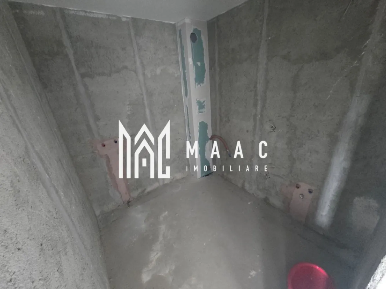 Apartament de vânzare 2 camere | Șelimbăr | 55 mp, decomandat, INTABULAT - Apartament cu 2 camere decomandat, situat pe Strada Busuiocului din Șelimbăr, într-un bloc nou și INTABULAT, potrivit pentru locuire imediată.

Detalii proprietate:
• Suprafață utilă: 55 mp
• Suprafață construită: 79 mp
• Compartimentare: decomandat
• Etaj 3 din 3, imobil finalizat în 2025
• Stare interioară: ultrafinisat
• 1 dormitor, 1 baie, 1 bucătărie
• Balcon cu vedere spre munți
• 1 loc de parcare inclus
• Centrală termică proprie, geamuri termopan, calorifere montate, ușă metalică la intrare și instalații finalizate

Proprietatea este amplasată pe o stradă liniștită din Șelimbăr, într-un bloc recent construit și intabulat. Apartamentul este disponibil pentru achiziție imediată și oferă un spațiu bine definit pentru locuire, cu balcon și parcare privată incluse.

Cod anunț CP3176655. Contactați-ne pentru mai multe detalii și pentru programarea unei vizionări.