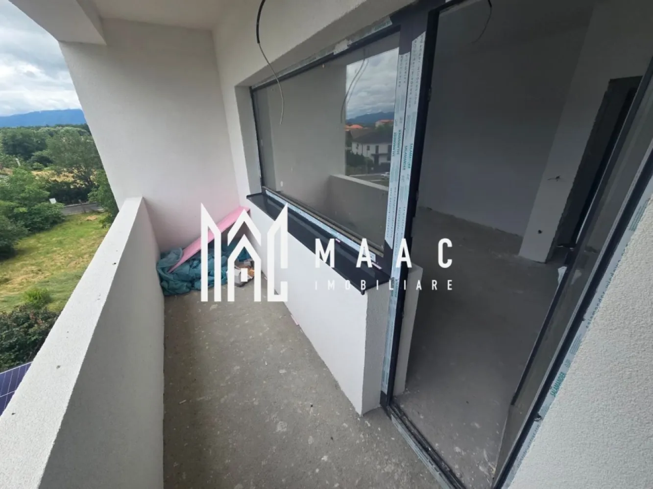 Apartament de vânzare 2 camere | Șelimbăr | 55 mp, decomandat, INTABULAT - Apartament cu 2 camere decomandat, situat pe Strada Busuiocului din Șelimbăr, într-un bloc nou și INTABULAT, potrivit pentru locuire imediată.

Detalii proprietate:
• Suprafață utilă: 55 mp
• Suprafață construită: 79 mp
• Compartimentare: decomandat
• Etaj 3 din 3, imobil finalizat în 2025
• Stare interioară: ultrafinisat
• 1 dormitor, 1 baie, 1 bucătărie
• Balcon cu vedere spre munți
• 1 loc de parcare inclus
• Centrală termică proprie, geamuri termopan, calorifere montate, ușă metalică la intrare și instalații finalizate

Proprietatea este amplasată pe o stradă liniștită din Șelimbăr, într-un bloc recent construit și intabulat. Apartamentul este disponibil pentru achiziție imediată și oferă un spațiu bine definit pentru locuire, cu balcon și parcare privată incluse.

Cod anunț CP3176655. Contactați-ne pentru mai multe detalii și pentru programarea unei vizionări.