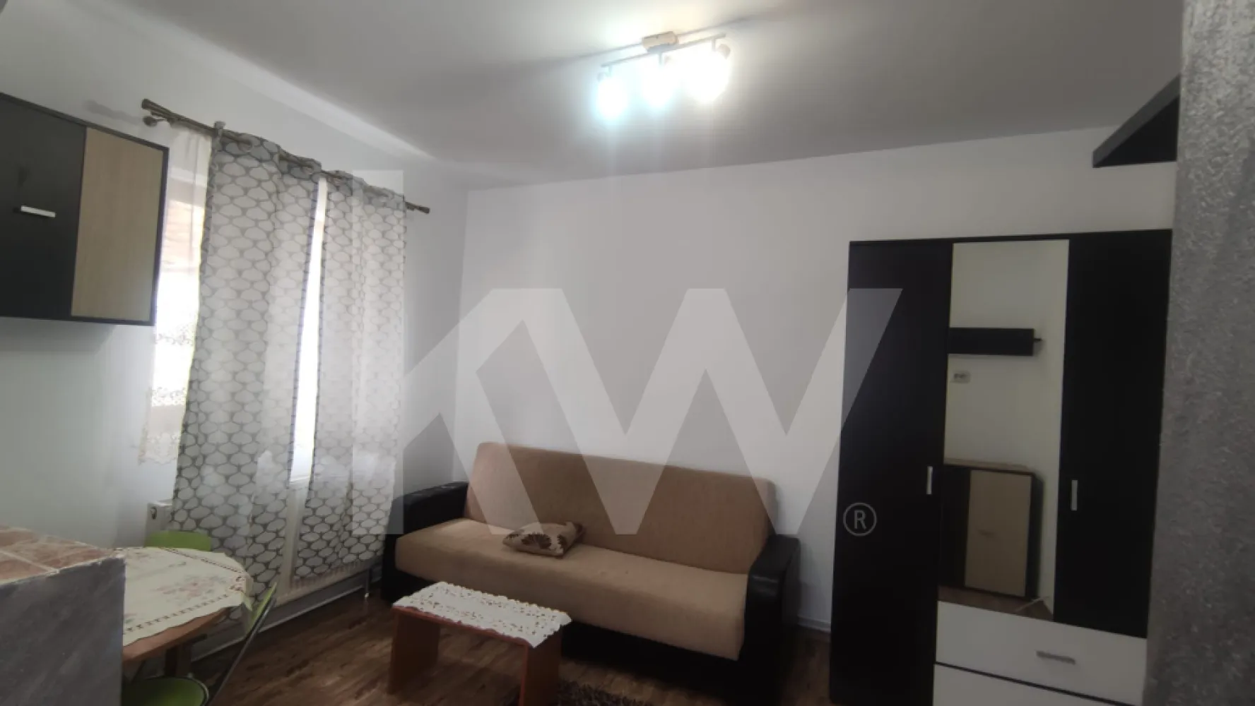 Apartament 2 camere de închiriat, la parterul unei case-zonă ultracentrală Sibiu - Oferim spre închiriere un apartament cu 2 camere, situat la parterul unei case, în zonă ultracentrală din Sibiu.
Apartamentul este compus dintr-un dormitor și un living cu bucătărie open space, precum și o baie. Suprafața utilă este de 30 mp.
Spațiul beneficiază de curte comună, partajată cu încă o persoană, dotată cu bucătărie de vară.
Apartamentul este complet mobilat și utilat, dotat cu mașină de spălat, frigider și TV — pregătit pentru mutare imediată.