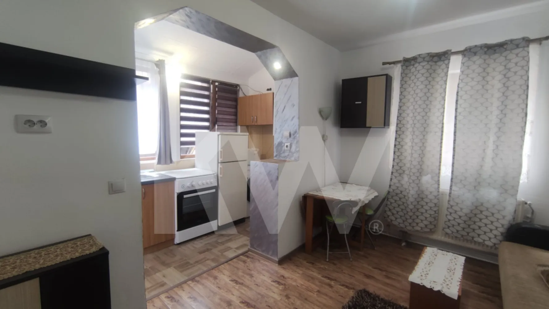 Apartament 2 camere de închiriat, la parterul unei case-zonă ultracentrală Sibiu - Oferim spre închiriere un apartament cu 2 camere, situat la parterul unei case, în zonă ultracentrală din Sibiu.
Apartamentul este compus dintr-un dormitor și un living cu bucătărie open space, precum și o baie. Suprafața utilă este de 30 mp.
Spațiul beneficiază de curte comună, partajată cu încă o persoană, dotată cu bucătărie de vară.
Apartamentul este complet mobilat și utilat, dotat cu mașină de spălat, frigider și TV — pregătit pentru mutare imediată.