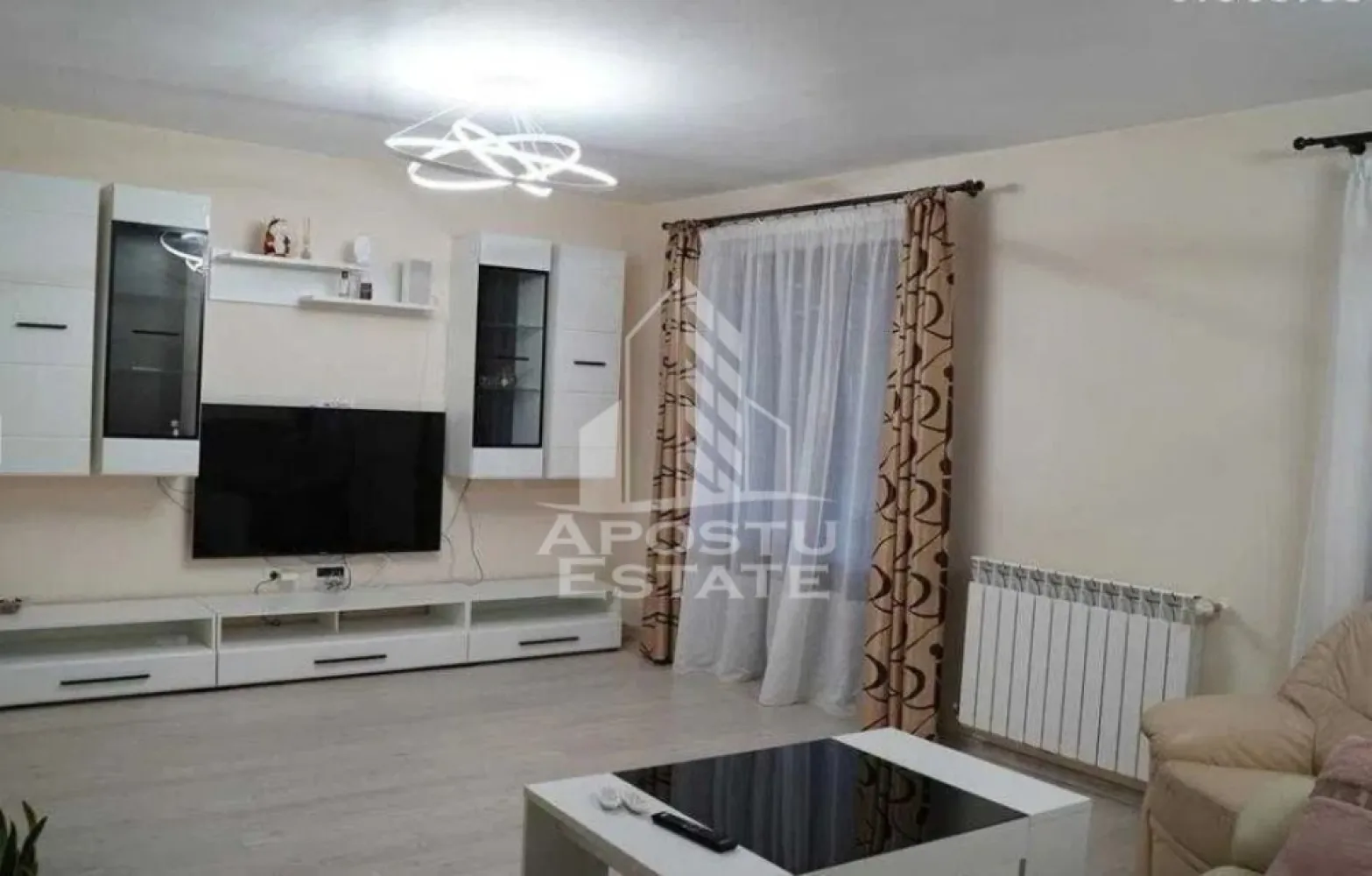 Duplex mobilat si utilat Dumbravita - ​Apostu Estate va propune spre inchiriere un duplex modern, compartimentat inteligent,situat intr-o zona rezidentiala linistita din Dumbravita.
 Locuinta beneficiaza de o amplasare excelenta, fiind ferita de traficul intens, dar la o distanta de doar 10-15 minute de mers pe jos fata de Kaufland si Lidl.
​Casa se inchiriaza complet utilata si dispune de centrala proprie pe gaz si iluminat LED.
 Bucataria si zona de utilitati sunt dotate complet cu frigider mare, hota, masina de spalat vase, masina de spalat rufe si masina de uscat rufe.
 Pentru relaxare si mentinerea formei fizice, proprietatea ofera o baie cu jacuzzi si o sala de fitness complet echipata, amenajata in pod.
 Siguranta este asigurata printr-un sistem de alarma si monitorizare video.
​Exteriorul este amenajat pentru un confort sporit, incluzand o terasa, un gratar din caramida si o gradina cu gazon dotata cu sistem de irigare automatizat prin foraj. Totodata, exista o casuta pentru depozitarea uneltelor de gradina si un carport cu poarta automatizata pentru accesul facil al autoturismelor.
Disponibil imediat!
Va asteptam cu drag la o vizionare!