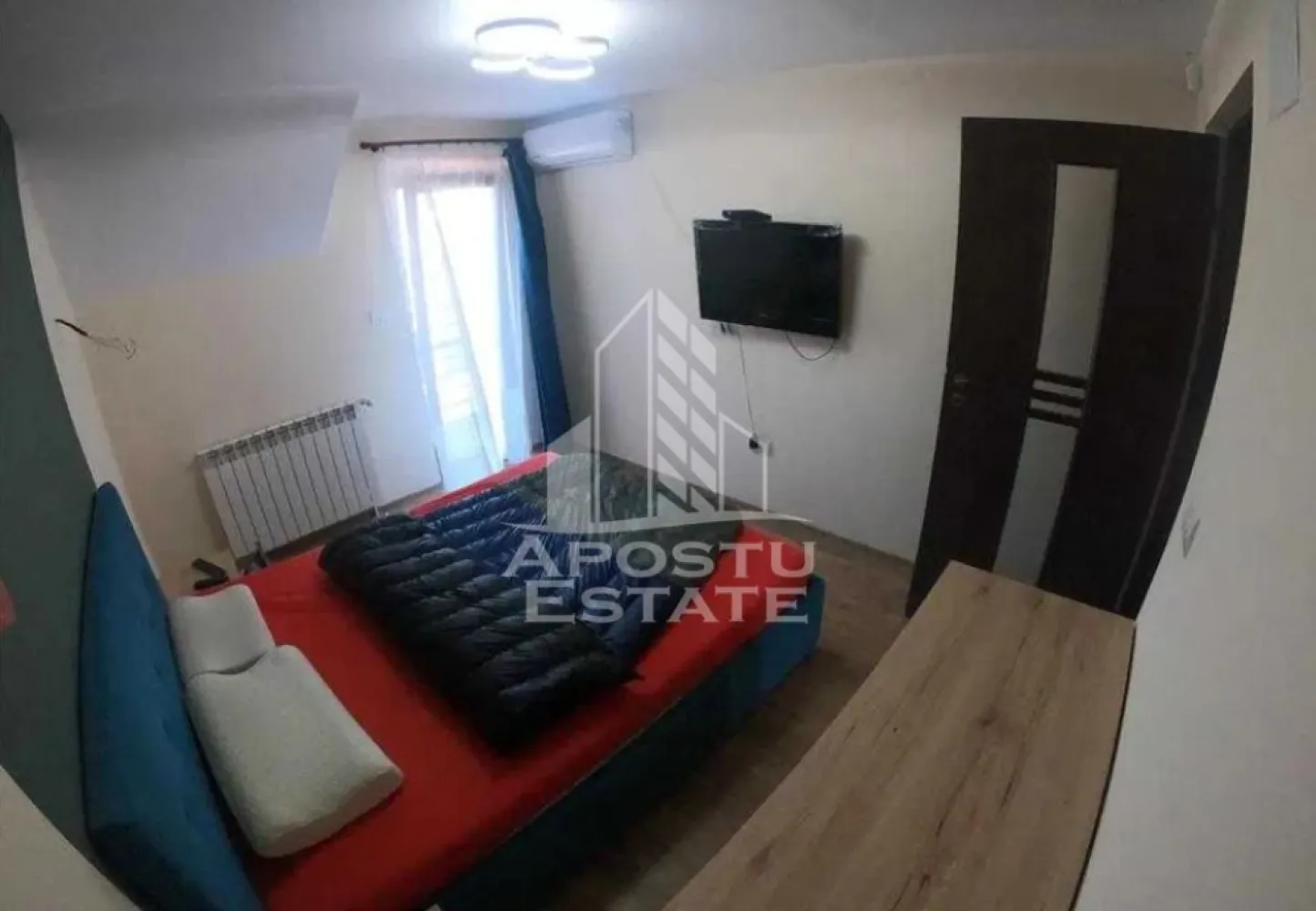 Duplex mobilat si utilat Dumbravita - ​Apostu Estate va propune spre inchiriere un duplex modern, compartimentat inteligent,situat intr-o zona rezidentiala linistita din Dumbravita.
 Locuinta beneficiaza de o amplasare excelenta, fiind ferita de traficul intens, dar la o distanta de doar 10-15 minute de mers pe jos fata de Kaufland si Lidl.
​Casa se inchiriaza complet utilata si dispune de centrala proprie pe gaz si iluminat LED.
 Bucataria si zona de utilitati sunt dotate complet cu frigider mare, hota, masina de spalat vase, masina de spalat rufe si masina de uscat rufe.
 Pentru relaxare si mentinerea formei fizice, proprietatea ofera o baie cu jacuzzi si o sala de fitness complet echipata, amenajata in pod.
 Siguranta este asigurata printr-un sistem de alarma si monitorizare video.
​Exteriorul este amenajat pentru un confort sporit, incluzand o terasa, un gratar din caramida si o gradina cu gazon dotata cu sistem de irigare automatizat prin foraj. Totodata, exista o casuta pentru depozitarea uneltelor de gradina si un carport cu poarta automatizata pentru accesul facil al autoturismelor.
Disponibil imediat!
Va asteptam cu drag la o vizionare!
