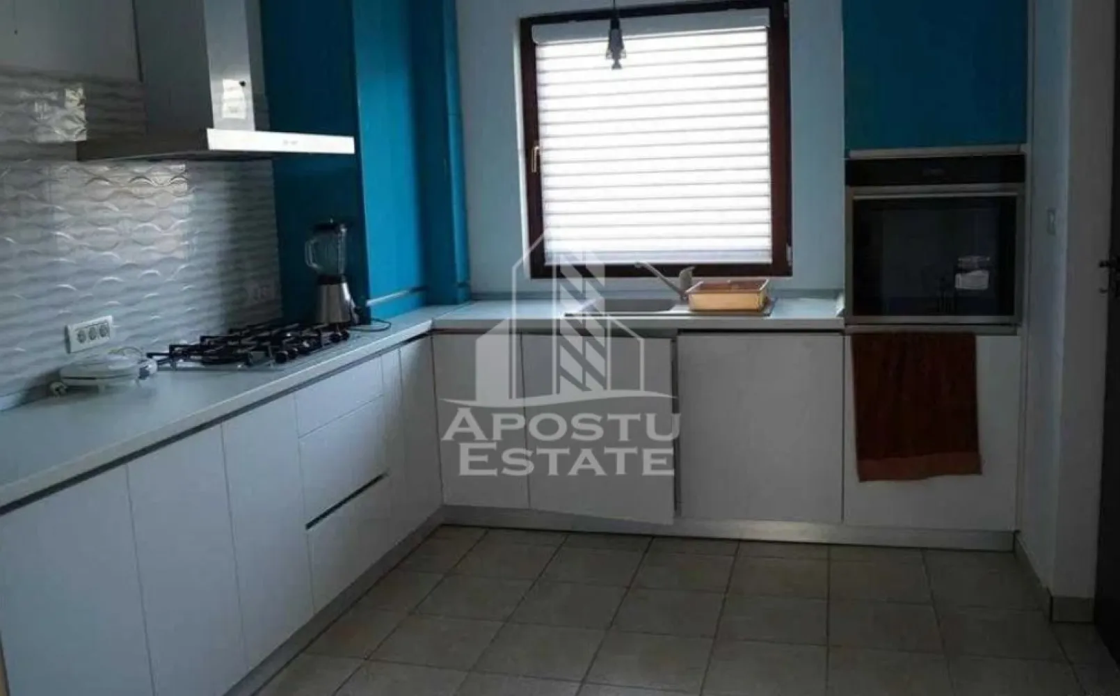 Duplex mobilat si utilat Dumbravita - ​Apostu Estate va propune spre inchiriere un duplex modern, compartimentat inteligent,situat intr-o zona rezidentiala linistita din Dumbravita.
 Locuinta beneficiaza de o amplasare excelenta, fiind ferita de traficul intens, dar la o distanta de doar 10-15 minute de mers pe jos fata de Kaufland si Lidl.
​Casa se inchiriaza complet utilata si dispune de centrala proprie pe gaz si iluminat LED.
 Bucataria si zona de utilitati sunt dotate complet cu frigider mare, hota, masina de spalat vase, masina de spalat rufe si masina de uscat rufe.
 Pentru relaxare si mentinerea formei fizice, proprietatea ofera o baie cu jacuzzi si o sala de fitness complet echipata, amenajata in pod.
 Siguranta este asigurata printr-un sistem de alarma si monitorizare video.
​Exteriorul este amenajat pentru un confort sporit, incluzand o terasa, un gratar din caramida si o gradina cu gazon dotata cu sistem de irigare automatizat prin foraj. Totodata, exista o casuta pentru depozitarea uneltelor de gradina si un carport cu poarta automatizata pentru accesul facil al autoturismelor.
Disponibil imediat!
Va asteptam cu drag la o vizionare!