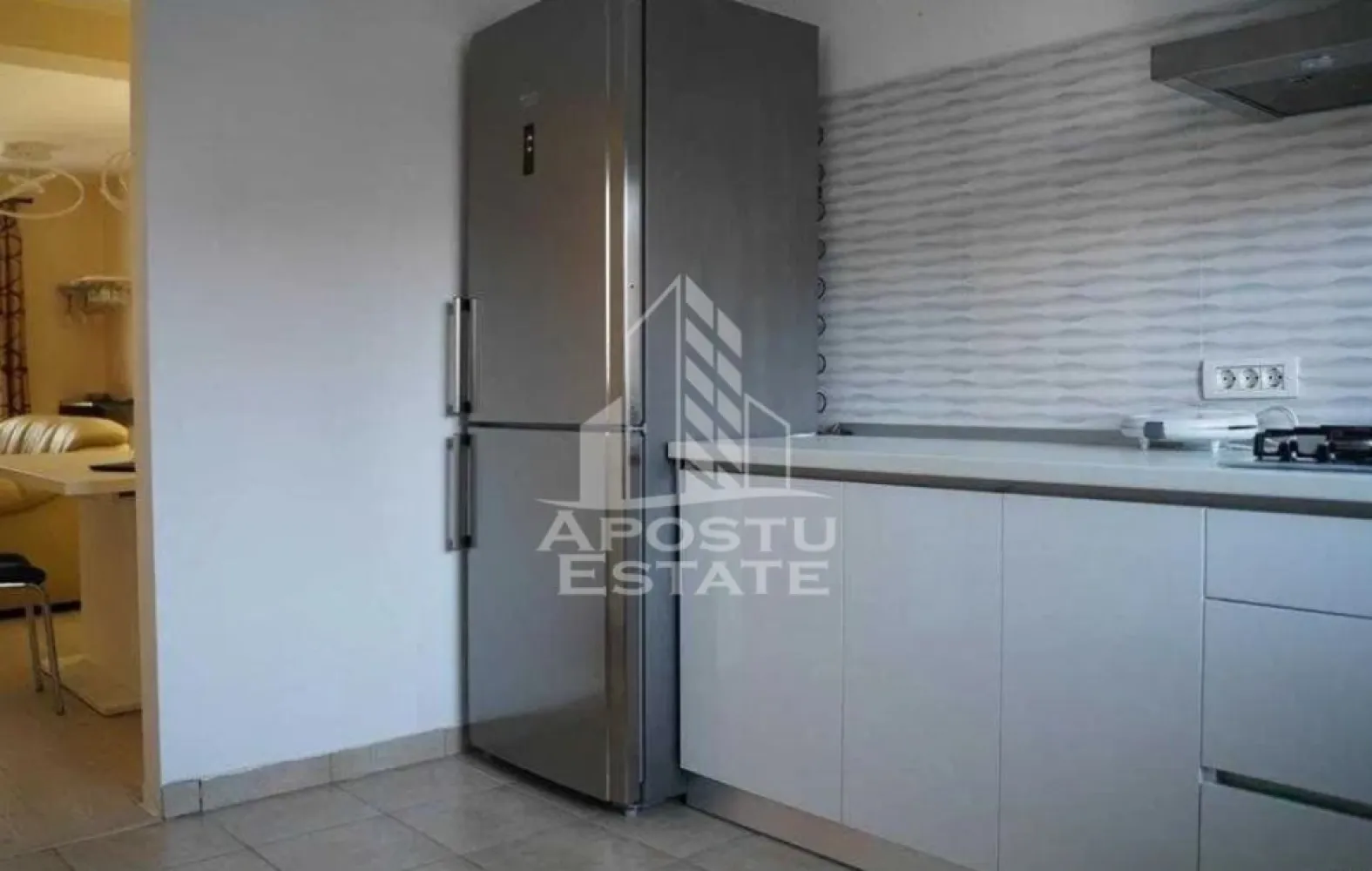 Duplex mobilat si utilat Dumbravita - ​Apostu Estate va propune spre inchiriere un duplex modern, compartimentat inteligent,situat intr-o zona rezidentiala linistita din Dumbravita.
 Locuinta beneficiaza de o amplasare excelenta, fiind ferita de traficul intens, dar la o distanta de doar 10-15 minute de mers pe jos fata de Kaufland si Lidl.
​Casa se inchiriaza complet utilata si dispune de centrala proprie pe gaz si iluminat LED.
 Bucataria si zona de utilitati sunt dotate complet cu frigider mare, hota, masina de spalat vase, masina de spalat rufe si masina de uscat rufe.
 Pentru relaxare si mentinerea formei fizice, proprietatea ofera o baie cu jacuzzi si o sala de fitness complet echipata, amenajata in pod.
 Siguranta este asigurata printr-un sistem de alarma si monitorizare video.
​Exteriorul este amenajat pentru un confort sporit, incluzand o terasa, un gratar din caramida si o gradina cu gazon dotata cu sistem de irigare automatizat prin foraj. Totodata, exista o casuta pentru depozitarea uneltelor de gradina si un carport cu poarta automatizata pentru accesul facil al autoturismelor.
Disponibil imediat!
Va asteptam cu drag la o vizionare!