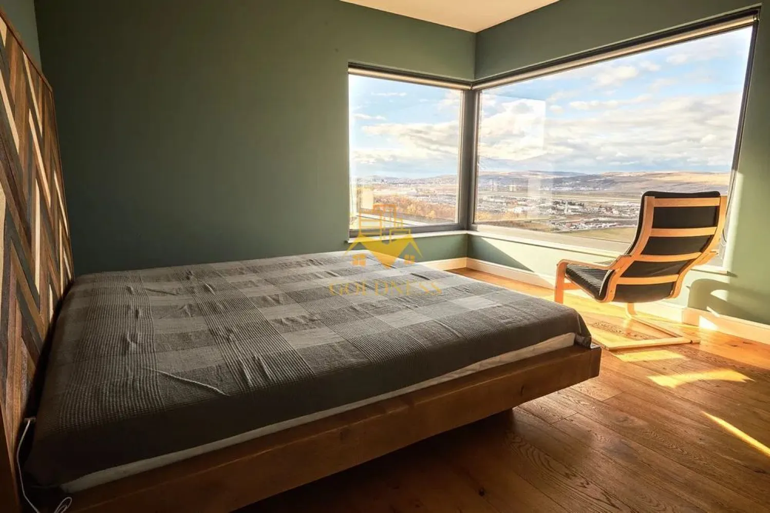 4 camere Premium, Garaj, Curte, Pet Friendly, Kaufland, Lidl, Dezmir - GOLDNESS Imobiliare vă propune spre închiriere o casa cu 4 camere complet mobilata și utilata, în Dezmir.
Dispune de garanj subteran de 30 mp!
Se accepta animale de companie mici!
Se află în apropierea stațiilor de transport în comun, magazine, restaurante, spații verzi, farmacii, etc. 

Casa este compartimentata astfel:
Parter:
 - living cu bucatarie open space complet utilată și mobilată, canapea extensibilă, loc de servit masa
 - o baie de serviciu, o camara 
Etaj 1:
 - un dormitor cu pat matrimonial, dressing, noptiere, baie proprie cu dus walk-in
 - un dormitor cu pat matimonial, dulap, noptiere
 - dormitor cu birou, pat single, biblioteca 
 - baie cu dus walk-in, calorifer port prosop și dulap pentru depozitare.
 - curte proprie de 430 mp

Imobilul este dotat cu toate cele necesare- centrală proprie, frigider, aragaz, hotă, mașină de spălat haine, tv, etc. 

Dacă sunteți interesați de aceasta casa individuala și doriți să o vizionați, dar și pentru alte oferte nu ezitați să ne contactați telefonic sau prin e-mail. Vă stăm la dispoziție!
Pentru intermediere se percepe un comision de 50% din prețul chiriei!