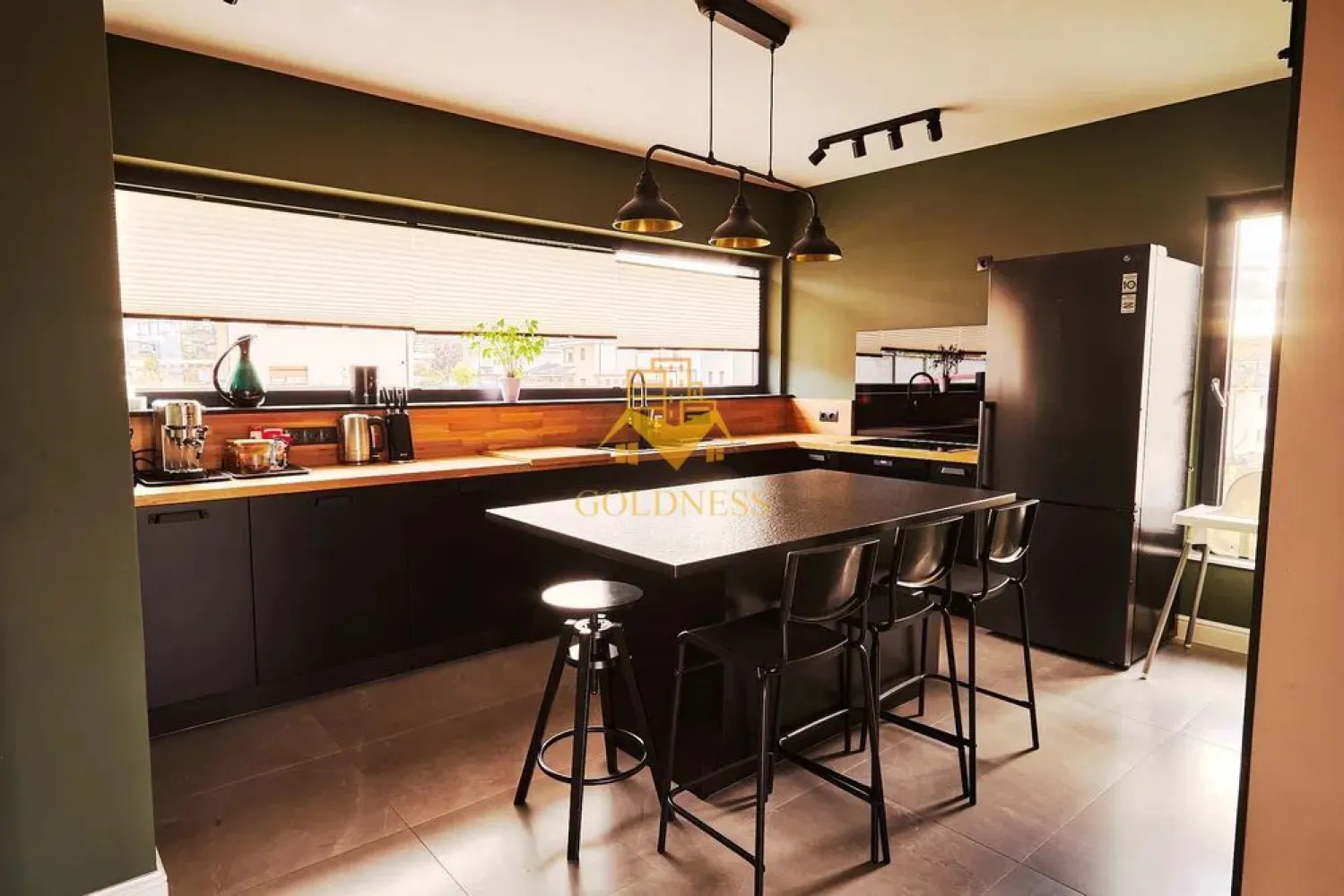 4 camere Premium, Garaj, Curte, Pet Friendly, Kaufland, Lidl, Dezmir - GOLDNESS Imobiliare vă propune spre închiriere o casa cu 4 camere complet mobilata și utilata, în Dezmir.
Dispune de garanj subteran de 30 mp!
Se accepta animale de companie mici!
Se află în apropierea stațiilor de transport în comun, magazine, restaurante, spații verzi, farmacii, etc. 

Casa este compartimentata astfel:
Parter:
 - living cu bucatarie open space complet utilată și mobilată, canapea extensibilă, loc de servit masa
 - o baie de serviciu, o camara 
Etaj 1:
 - un dormitor cu pat matrimonial, dressing, noptiere, baie proprie cu dus walk-in
 - un dormitor cu pat matimonial, dulap, noptiere
 - dormitor cu birou, pat single, biblioteca 
 - baie cu dus walk-in, calorifer port prosop și dulap pentru depozitare.
 - curte proprie de 430 mp

Imobilul este dotat cu toate cele necesare- centrală proprie, frigider, aragaz, hotă, mașină de spălat haine, tv, etc. 

Dacă sunteți interesați de aceasta casa individuala și doriți să o vizionați, dar și pentru alte oferte nu ezitați să ne contactați telefonic sau prin e-mail. Vă stăm la dispoziție!
Pentru intermediere se percepe un comision de 50% din prețul chiriei!
