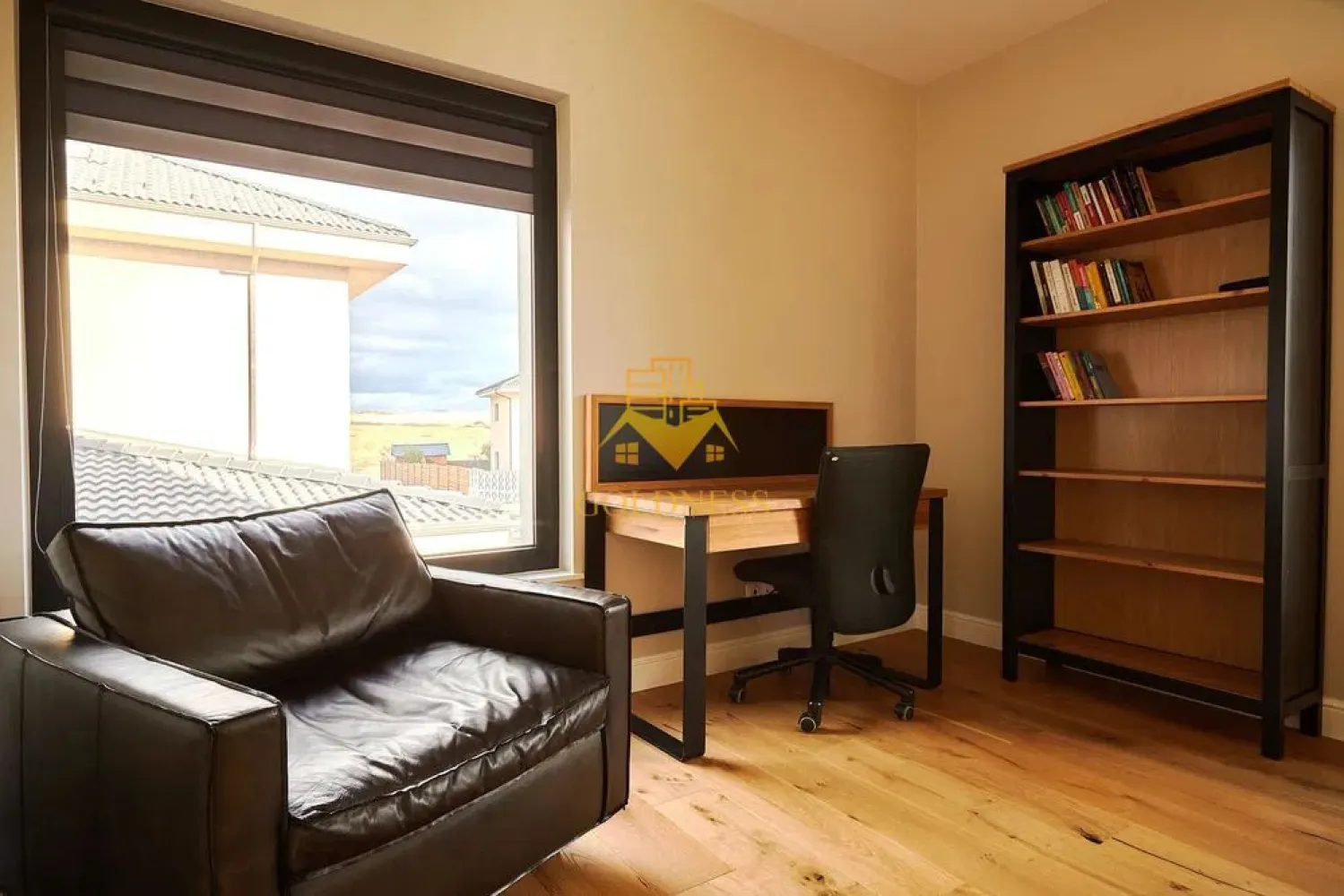 4 camere Premium, Garaj, Curte, Pet Friendly, Kaufland, Lidl, Dezmir - GOLDNESS Imobiliare vă propune spre închiriere o casa cu 4 camere complet mobilata și utilata, în Dezmir.
Dispune de garanj subteran de 30 mp!
Se accepta animale de companie mici!
Se află în apropierea stațiilor de transport în comun, magazine, restaurante, spații verzi, farmacii, etc. 

Casa este compartimentata astfel:
Parter:
 - living cu bucatarie open space complet utilată și mobilată, canapea extensibilă, loc de servit masa
 - o baie de serviciu, o camara 
Etaj 1:
 - un dormitor cu pat matrimonial, dressing, noptiere, baie proprie cu dus walk-in
 - un dormitor cu pat matimonial, dulap, noptiere
 - dormitor cu birou, pat single, biblioteca 
 - baie cu dus walk-in, calorifer port prosop și dulap pentru depozitare.
 - curte proprie de 430 mp

Imobilul este dotat cu toate cele necesare- centrală proprie, frigider, aragaz, hotă, mașină de spălat haine, tv, etc. 

Dacă sunteți interesați de aceasta casa individuala și doriți să o vizionați, dar și pentru alte oferte nu ezitați să ne contactați telefonic sau prin e-mail. Vă stăm la dispoziție!
Pentru intermediere se percepe un comision de 50% din prețul chiriei!