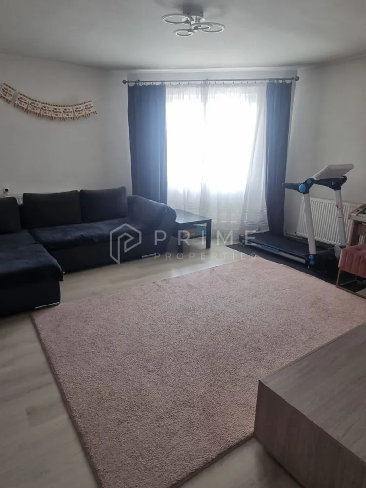 Apartament spațios cu 3 camere | Cartier Unirii - Vă propunem spre vânzare un apartament spațios, confort 1, situat într o locație excelentă în cartierul Unirii, la doar 2 minute de pod.

Locuința este poziționată la etajul 7 din 8, într un bloc dotat cu lift nou. Apartamentul are o suprafață utilă generoasă de 84 mp, la care se adaugă cele 3 balcoane închise. Proprietatea este orientată spre soare, beneficiind de multă lumină naturală pe tot parcursul zilei.
Compartimentare:
Apartamentul dispune de 3 camere, 2 băi, bucătărie, dressing, cămară, 2 holuri și 3 balcoane închise.

Dotări:
Locuința este dotată cu geamuri termopan, centrală termică proprie pe gaz și aer condiționat. Se vinde complet mobilată și utilată, fiind pregătită pentru mutare imediată.
Detalii importante:
Proprietar unic.
Situare privilegiată, cu acces facil către toate punctele de interes din zonă.
Promisiunea Prime Properties: La Prime Properties, fiecare tranzacție este susținută de expertiză și strategie. Nu vindem doar locuințe, ci oferim siguranță și soluții adaptate stilului tău de viață. Dacă această proprietate nu corespunde nevoilor dumneavoastră, lăsați-ne să găsim alternativa potrivită.

📞 Pentru mai multe detalii sau pentru a programa o vizionare, vă rugăm să ne contactați.