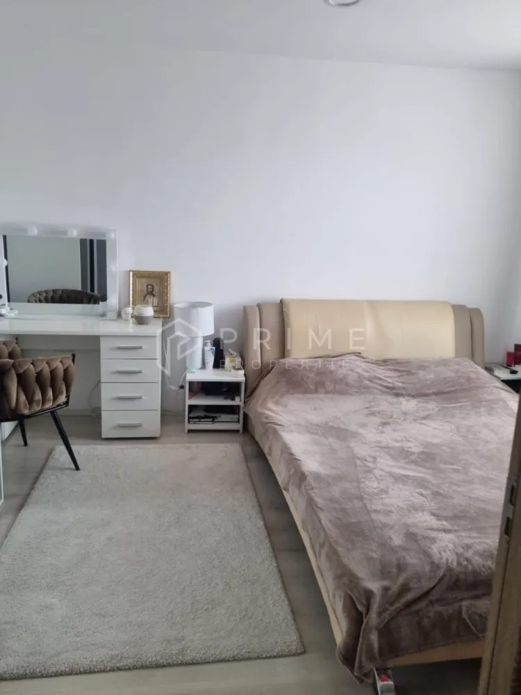 Apartament spațios cu 3 camere | Cartier Unirii - Vă propunem spre vânzare un apartament spațios, confort 1, situat într o locație excelentă în cartierul Unirii, la doar 2 minute de pod.

Locuința este poziționată la etajul 7 din 8, într un bloc dotat cu lift nou. Apartamentul are o suprafață utilă generoasă de 84 mp, la care se adaugă cele 3 balcoane închise. Proprietatea este orientată spre soare, beneficiind de multă lumină naturală pe tot parcursul zilei.
Compartimentare:
Apartamentul dispune de 3 camere, 2 băi, bucătărie, dressing, cămară, 2 holuri și 3 balcoane închise.

Dotări:
Locuința este dotată cu geamuri termopan, centrală termică proprie pe gaz și aer condiționat. Se vinde complet mobilată și utilată, fiind pregătită pentru mutare imediată.
Detalii importante:
Proprietar unic.
Situare privilegiată, cu acces facil către toate punctele de interes din zonă.
Promisiunea Prime Properties: La Prime Properties, fiecare tranzacție este susținută de expertiză și strategie. Nu vindem doar locuințe, ci oferim siguranță și soluții adaptate stilului tău de viață. Dacă această proprietate nu corespunde nevoilor dumneavoastră, lăsați-ne să găsim alternativa potrivită.

📞 Pentru mai multe detalii sau pentru a programa o vizionare, vă rugăm să ne contactați.