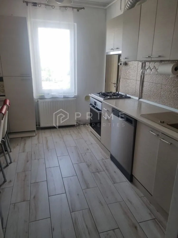 Apartament spațios cu 3 camere | Cartier Unirii - Vă propunem spre vânzare un apartament spațios, confort 1, situat într o locație excelentă în cartierul Unirii, la doar 2 minute de pod.

Locuința este poziționată la etajul 7 din 8, într un bloc dotat cu lift nou. Apartamentul are o suprafață utilă generoasă de 84 mp, la care se adaugă cele 3 balcoane închise. Proprietatea este orientată spre soare, beneficiind de multă lumină naturală pe tot parcursul zilei.
Compartimentare:
Apartamentul dispune de 3 camere, 2 băi, bucătărie, dressing, cămară, 2 holuri și 3 balcoane închise.

Dotări:
Locuința este dotată cu geamuri termopan, centrală termică proprie pe gaz și aer condiționat. Se vinde complet mobilată și utilată, fiind pregătită pentru mutare imediată.
Detalii importante:
Proprietar unic.
Situare privilegiată, cu acces facil către toate punctele de interes din zonă.
Promisiunea Prime Properties: La Prime Properties, fiecare tranzacție este susținută de expertiză și strategie. Nu vindem doar locuințe, ci oferim siguranță și soluții adaptate stilului tău de viață. Dacă această proprietate nu corespunde nevoilor dumneavoastră, lăsați-ne să găsim alternativa potrivită.

📞 Pentru mai multe detalii sau pentru a programa o vizionare, vă rugăm să ne contactați.