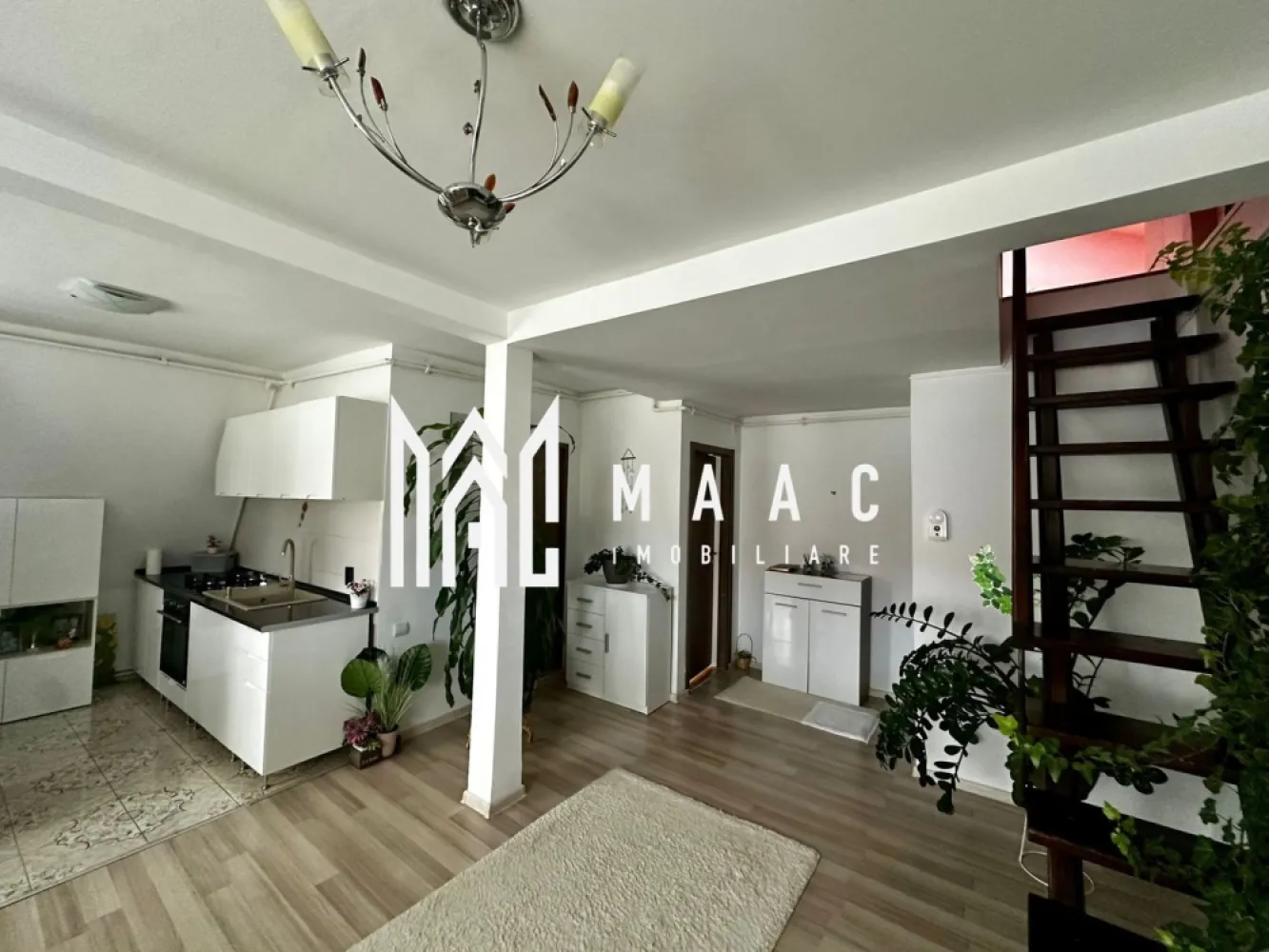 Apartament 3 camere de vânzare | Vasile Aaron, Sibiu | 61 mp, INTABULATĂ - Apartament cu 3 camere de vânzare în zona Vasile Aaron din Sibiu, situat pe Strada Semaforului, cu 61 mp utili și compartimentare pe două niveluri, potrivit pentru locuire urbană.

Detalii proprietate:
• Suprafață utilă: 61 mp
• Suprafață construită: 73 mp
• Suprafața este INTABULATĂ
• Compartimentare pe două niveluri
• Nivel inferior: hol de acces, dormitor de aproximativ 10 mp, baie și living cu bucătărie open-space
• Nivel superior: dormitor separat
• Etaj 5 din 5
• An construcție: 2005
• Imobil finalizat
• 2 dormitoare, 1 baie, 1 bucătărie

În apropiere se află stație de autobuz, stație de taxi, Liceul Energetic, școală gimnazială și magazine, iar amplasarea pe Strada Semaforului oferă acces facil către punctele de interes din oraș.

Pentru detalii suplimentare și programarea unei vizionări, contactați echipa MAAC Imobiliare și menționați Cod anunț CP3176378.