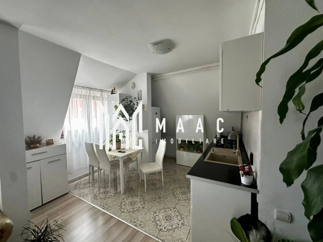 Apartament 3 camere de vânzare | Vasile Aaron, Sibiu | 61 mp, INTABULATĂ - Apartament cu 3 camere de vânzare în zona Vasile Aaron din Sibiu, situat pe Strada Semaforului, cu 61 mp utili și compartimentare pe două niveluri, potrivit pentru locuire urbană.

Detalii proprietate:
• Suprafață utilă: 61 mp
• Suprafață construită: 73 mp
• Suprafața este INTABULATĂ
• Compartimentare pe două niveluri
• Nivel inferior: hol de acces, dormitor de aproximativ 10 mp, baie și living cu bucătărie open-space
• Nivel superior: dormitor separat
• Etaj 5 din 5
• An construcție: 2005
• Imobil finalizat
• 2 dormitoare, 1 baie, 1 bucătărie

În apropiere se află stație de autobuz, stație de taxi, Liceul Energetic, școală gimnazială și magazine, iar amplasarea pe Strada Semaforului oferă acces facil către punctele de interes din oraș.

Pentru detalii suplimentare și programarea unei vizionări, contactați echipa MAAC Imobiliare și menționați Cod anunț CP3176378.