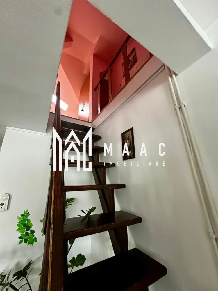 Apartament 3 camere de vânzare | Vasile Aaron, Sibiu | 61 mp, INTABULATĂ - Apartament cu 3 camere de vânzare în zona Vasile Aaron din Sibiu, situat pe Strada Semaforului, cu 61 mp utili și compartimentare pe două niveluri, potrivit pentru locuire urbană.

Detalii proprietate:
• Suprafață utilă: 61 mp
• Suprafață construită: 73 mp
• Suprafața este INTABULATĂ
• Compartimentare pe două niveluri
• Nivel inferior: hol de acces, dormitor de aproximativ 10 mp, baie și living cu bucătărie open-space
• Nivel superior: dormitor separat
• Etaj 5 din 5
• An construcție: 2005
• Imobil finalizat
• 2 dormitoare, 1 baie, 1 bucătărie

În apropiere se află stație de autobuz, stație de taxi, Liceul Energetic, școală gimnazială și magazine, iar amplasarea pe Strada Semaforului oferă acces facil către punctele de interes din oraș.

Pentru detalii suplimentare și programarea unei vizionări, contactați echipa MAAC Imobiliare și menționați Cod anunț CP3176378.