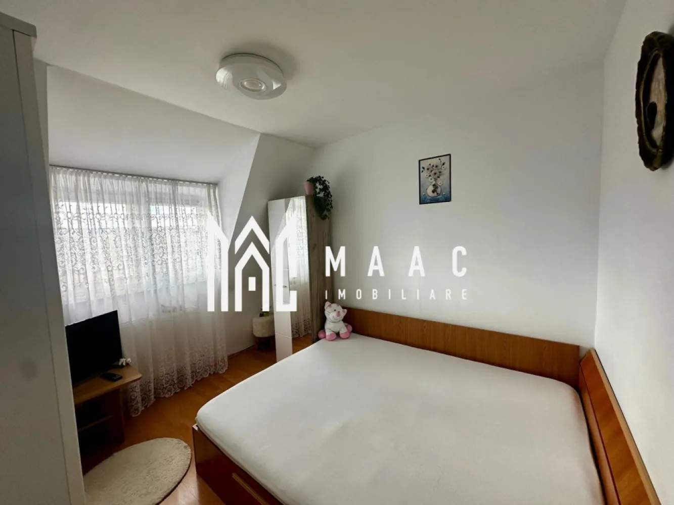 Apartament 3 camere de vânzare | Vasile Aaron, Sibiu | 61 mp, INTABULATĂ - Apartament cu 3 camere de vânzare în zona Vasile Aaron din Sibiu, situat pe Strada Semaforului, cu 61 mp utili și compartimentare pe două niveluri, potrivit pentru locuire urbană.

Detalii proprietate:
• Suprafață utilă: 61 mp
• Suprafață construită: 73 mp
• Suprafața este INTABULATĂ
• Compartimentare pe două niveluri
• Nivel inferior: hol de acces, dormitor de aproximativ 10 mp, baie și living cu bucătărie open-space
• Nivel superior: dormitor separat
• Etaj 5 din 5
• An construcție: 2005
• Imobil finalizat
• 2 dormitoare, 1 baie, 1 bucătărie

În apropiere se află stație de autobuz, stație de taxi, Liceul Energetic, școală gimnazială și magazine, iar amplasarea pe Strada Semaforului oferă acces facil către punctele de interes din oraș.

Pentru detalii suplimentare și programarea unei vizionări, contactați echipa MAAC Imobiliare și menționați Cod anunț CP3176378.
