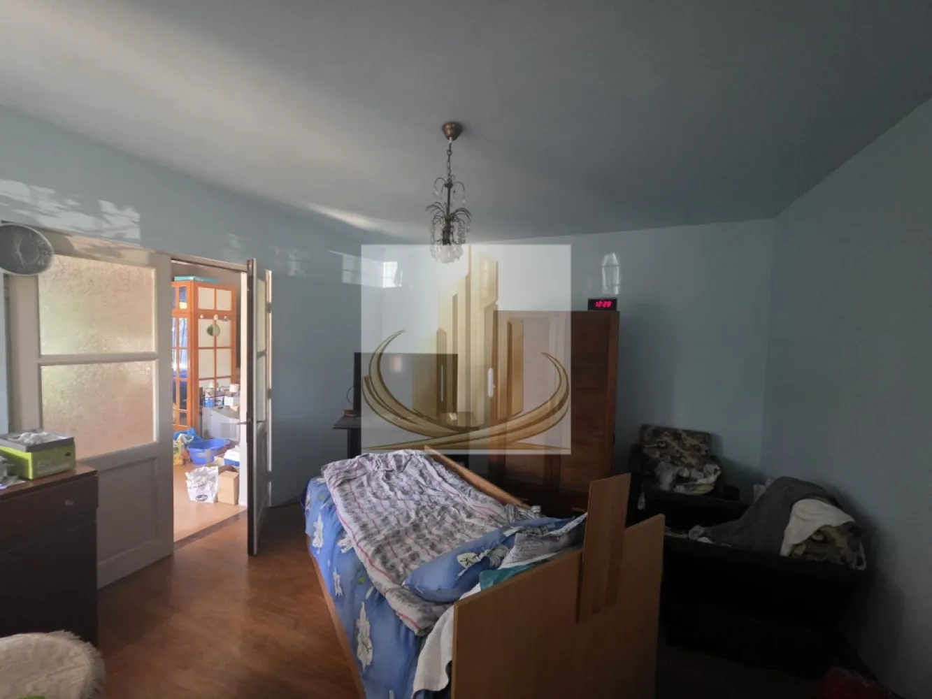 Casa individuala la pret de teren in Timisoara - OCAZIE! Casă individuală cu teren generos 

Vă propunem spre vânzare o casă individuală amplasată pe un teren de 427 mp, la care se adaugă încă 211 mp teren în folosință. Total 638mp!!!

Locuința este compartimentată astfel:

2 camere;
bucătărie spațioasă;
cameră tehnică;
baie generoasă.

Proprietatea beneficiază de acces auto și pietonal direct din strada principală.

Casa este construită în anul 1980 din bolțari de beton, având o structură solidă, ideală pentru renovare și personalizare după propriile preferințe.

Utilități disponibile:

apă;
gaz;
centrală termică proprie;
canalizare.

Datorită amplasării și terenului disponibil, proprietatea reprezintă o oportunitate excelentă atât pentru locuință, cât și pentru investiție.

Pentru mai multe informații și programarea unei vizionări, vă stăm la dispoziție.
ID Intern CP3176604