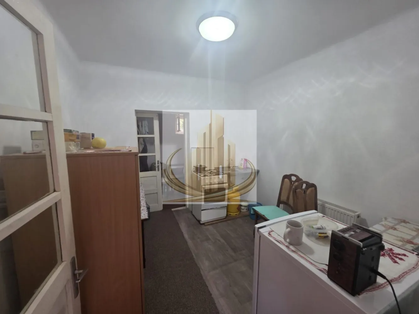 Casa individuala la pret de teren in Timisoara - OCAZIE! Casă individuală cu teren generos 

Vă propunem spre vânzare o casă individuală amplasată pe un teren de 427 mp, la care se adaugă încă 211 mp teren în folosință. Total 638mp!!!

Locuința este compartimentată astfel:

2 camere;
bucătărie spațioasă;
cameră tehnică;
baie generoasă.

Proprietatea beneficiază de acces auto și pietonal direct din strada principală.

Casa este construită în anul 1980 din bolțari de beton, având o structură solidă, ideală pentru renovare și personalizare după propriile preferințe.

Utilități disponibile:

apă;
gaz;
centrală termică proprie;
canalizare.

Datorită amplasării și terenului disponibil, proprietatea reprezintă o oportunitate excelentă atât pentru locuință, cât și pentru investiție.

Pentru mai multe informații și programarea unei vizionări, vă stăm la dispoziție.
ID Intern CP3176604