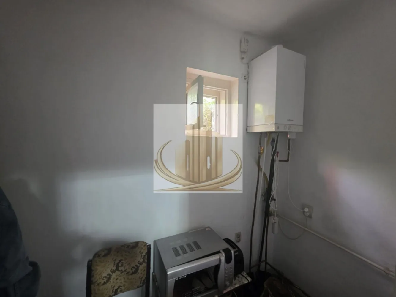 Casa individuala la pret de teren in Timisoara - OCAZIE! Casă individuală cu teren generos 

Vă propunem spre vânzare o casă individuală amplasată pe un teren de 427 mp, la care se adaugă încă 211 mp teren în folosință. Total 638mp!!!

Locuința este compartimentată astfel:

2 camere;
bucătărie spațioasă;
cameră tehnică;
baie generoasă.

Proprietatea beneficiază de acces auto și pietonal direct din strada principală.

Casa este construită în anul 1980 din bolțari de beton, având o structură solidă, ideală pentru renovare și personalizare după propriile preferințe.

Utilități disponibile:

apă;
gaz;
centrală termică proprie;
canalizare.

Datorită amplasării și terenului disponibil, proprietatea reprezintă o oportunitate excelentă atât pentru locuință, cât și pentru investiție.

Pentru mai multe informații și programarea unei vizionări, vă stăm la dispoziție.
ID Intern CP3176604