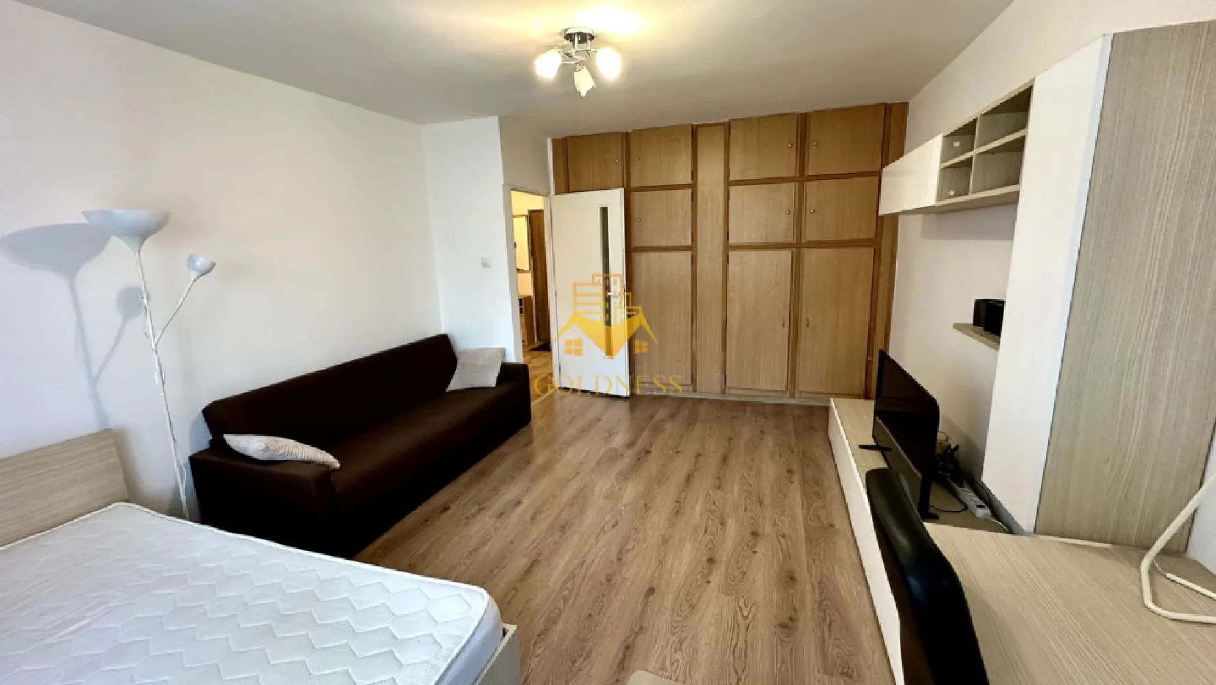 1 camera studio, Manastur, zona Kaufland, USAMV, UMF, Platinia - GOLDNESS Imobiliare vă propune spre închiriere un apartament cu o camera tip studio complet mobilat și utilat, la etajul 5 într-un imobil de 8 etaje, în cartierul Manastur.

Apartamentul este compartimentat astfel:
 - camera cu pat matrimonial, canapea extensibila dressing, spatiu pentru depozitare, birou
 - bucatarie complet mobilata si utilataloc de servit masa 
 - baie cu cabina de dus, calorifer port prosop inox și dulap pentru depozitare.
 - balcon de 4 mp.

Imobilul este dotat cu toate cele necesare - mașină de spălat haine, frigider, plită pe gaz, etc. 
Se află în apropierea stațiilor de transport în comun, magazine, restaurante, spații verzi, farmacii, etc. 

Dacă sunteți interesați de acest apartament și doriți să îl vizionați, dar și pentru alte oferte nu ezitați să ne contactați telefonic sau prin e-mail. Vă stăm la dispoziție!
Pentru intermediere se percepe un comision de 50% din prețul chiriei!
