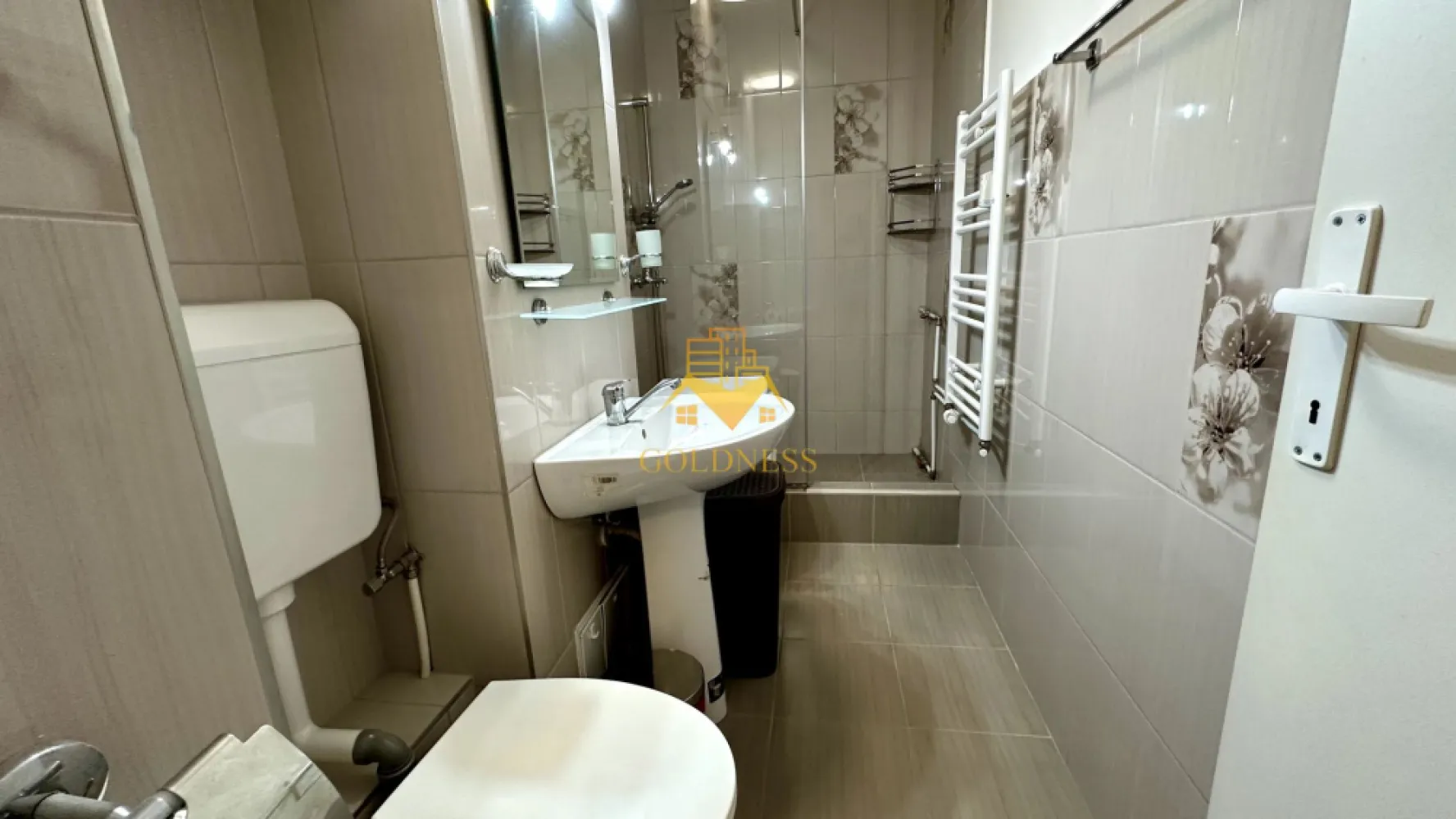 1 camera studio, Manastur, zona Kaufland, USAMV, UMF, Platinia - GOLDNESS Imobiliare vă propune spre închiriere un apartament cu o camera tip studio complet mobilat și utilat, la etajul 5 într-un imobil de 8 etaje, în cartierul Manastur.

Apartamentul este compartimentat astfel:
 - camera cu pat matrimonial, canapea extensibila dressing, spatiu pentru depozitare, birou
 - bucatarie complet mobilata si utilataloc de servit masa 
 - baie cu cabina de dus, calorifer port prosop inox și dulap pentru depozitare.
 - balcon de 4 mp.

Imobilul este dotat cu toate cele necesare - mașină de spălat haine, frigider, plită pe gaz, etc. 
Se află în apropierea stațiilor de transport în comun, magazine, restaurante, spații verzi, farmacii, etc. 

Dacă sunteți interesați de acest apartament și doriți să îl vizionați, dar și pentru alte oferte nu ezitați să ne contactați telefonic sau prin e-mail. Vă stăm la dispoziție!
Pentru intermediere se percepe un comision de 50% din prețul chiriei!