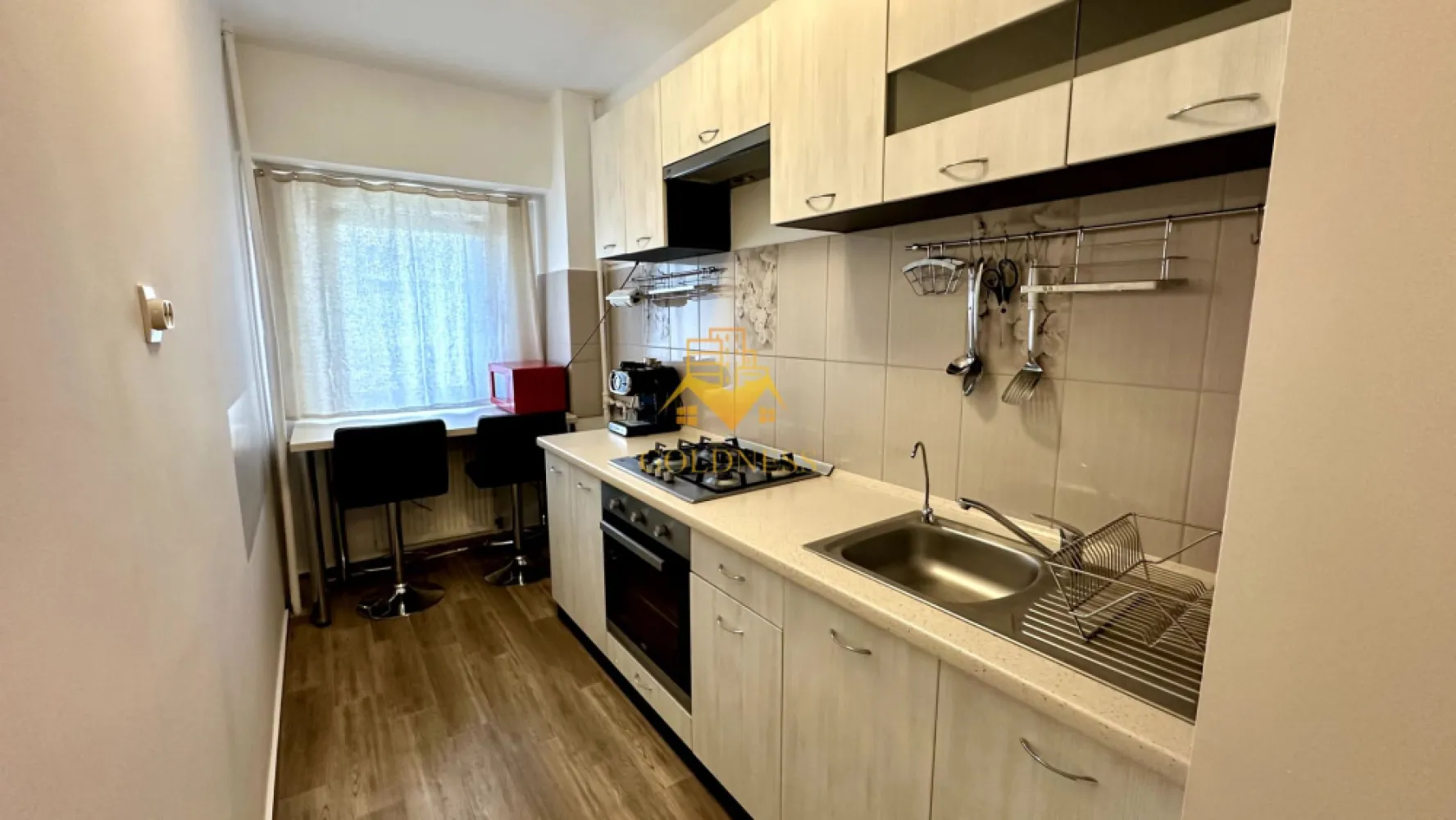 1 camera studio, Manastur, zona Kaufland, USAMV, UMF, Platinia - GOLDNESS Imobiliare vă propune spre închiriere un apartament cu o camera tip studio complet mobilat și utilat, la etajul 5 într-un imobil de 8 etaje, în cartierul Manastur.

Apartamentul este compartimentat astfel:
 - camera cu pat matrimonial, canapea extensibila dressing, spatiu pentru depozitare, birou
 - bucatarie complet mobilata si utilataloc de servit masa 
 - baie cu cabina de dus, calorifer port prosop inox și dulap pentru depozitare.
 - balcon de 4 mp.

Imobilul este dotat cu toate cele necesare - mașină de spălat haine, frigider, plită pe gaz, etc. 
Se află în apropierea stațiilor de transport în comun, magazine, restaurante, spații verzi, farmacii, etc. 

Dacă sunteți interesați de acest apartament și doriți să îl vizionați, dar și pentru alte oferte nu ezitați să ne contactați telefonic sau prin e-mail. Vă stăm la dispoziție!
Pentru intermediere se percepe un comision de 50% din prețul chiriei!