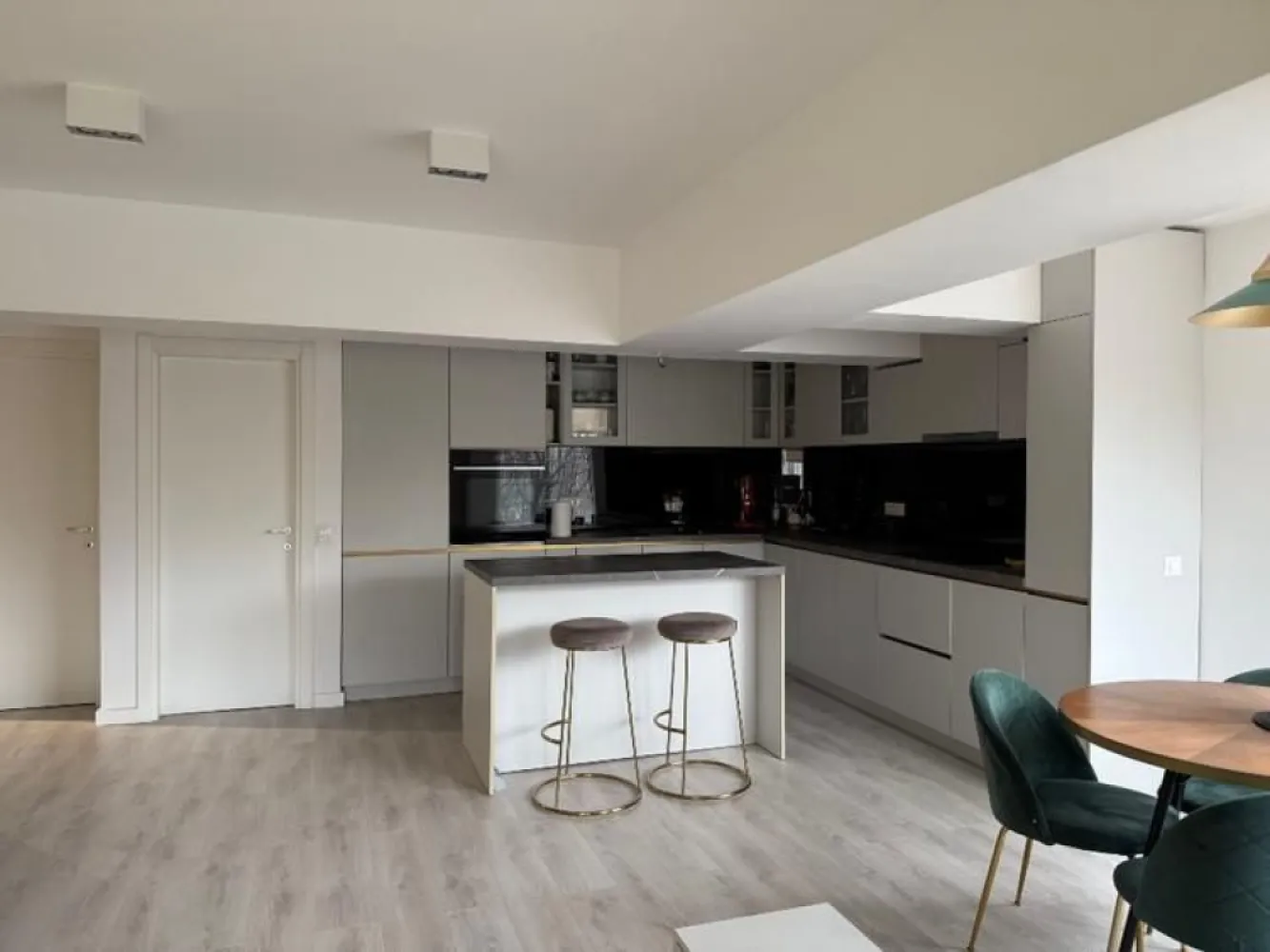 Apartament modern de inchiriat Unirii - Se oferă spre închiriere apartament modern, cu o suprafață de 70 mp, situat la etajul 1 din 8, într-un imobil îngrijit. Apartamentul este luminos, spațios și bine compartimentat, amenajat într-un stil contemporan, ideal pentru un stil de viață confortabil.

Imobilul beneficiază de termoficare, fără a fi existat vreodată probleme cu furnizarea căldurii sau a apei calde. Zona este liniștită și bine conectată la mijloace de transport, magazine și alte facilități urbane.

Se caută chiriasi serioși, de încredere, cu job stabil, care să respecte proprietatea și vecinii.
Ideal pentru un cuplu sau o persoană care apreciază confortul și ordinea.

Disponibil imediat . Se inchiriaza complet mobilat si utilat.

Va stam la dispozitie pentru informatii suplimentare sau pentru programarea unei vizionari.
 
Comisionul agentiei este de 50% din prima prima luna, iar perioada minima a inchirierii este de 12 luni.

Cu deosebita consideratie, 
Arbore Real Estate