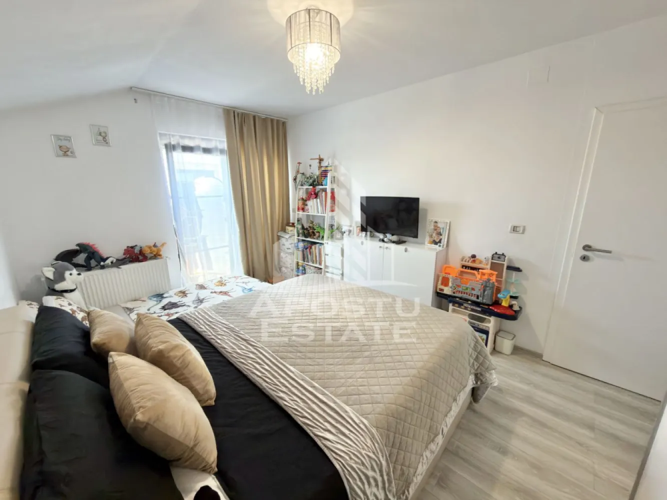 Apartament cu 2 camere complet mobilat si utilat la etajul 1 in Giroc - APOSTU ESTATE va propune spre vanzare un apartament cu 2 camere situat in Giroc.
Situat intr-un duplex cochet, acest apartament ofera raritatea intimitatii, intr-un cadru echilibrat si placut.
Drumul de acces spre imobil este asfaltat. In apropiere sunt magazine si supermarket-uri precum: Lidl, Penny, Profi, Mega Image, scoala, gradinita și parc la o distanta de 3 minute, acces facil la mijloace de transport in comun.

Apartamentul se vinde complet mobilat si utilat, precum se observa in imagini.
Imobilul dispune de o suprafata de 53 mp utili si este situat la etajul 1.

Compartimentare:
- hol acces.
- living.
- dormitor.
- bucatarie.
- baie cu geam si cada.
- acces in pod direct din apartament.
- terasa.

Detalii tehnice:
- constructie realizata in anul 2018 din caramida Porotherm de 25 cm.
- exterior izolat cu polistiren de 10 cm eps 80.
- pereti despartitori complet din caramida (fara rigips) tencuiti mecanizat finisati cu glet si vopsea lavabila.
- geamuri termopan cu 3 sticle pentru izolare fonica si termica superioara, foarte mari si luminoase.
- centrala proprie pe gaz, incalzire prin calorifere.
- aparataje modulare Gewis.
- usa acces securizata, usi interioare Porta Doors.
- electrocasnice noi, in stare perfecta de functionare. (frigider, masina de spalat rufe, aragaz, cuptor)
- sistem de supraveghere video.
- 1 loc de parcare.
- curte comuna amenajata.
Utilitati complete: curent, apa de la retea, canalizare, gaz.

Pentru mai multe detalii nu ezitati sa ne contactati!
Acceptam orice fel de credit bancar. Oferim consultanta si solutii financiare prin colaboratorii nostri pentru a obtine cel mai avantajos credit Ipotecar sau Noua Casa.

Va asteptam cu drag la o vizionare chiar astazi!
CP2882021
