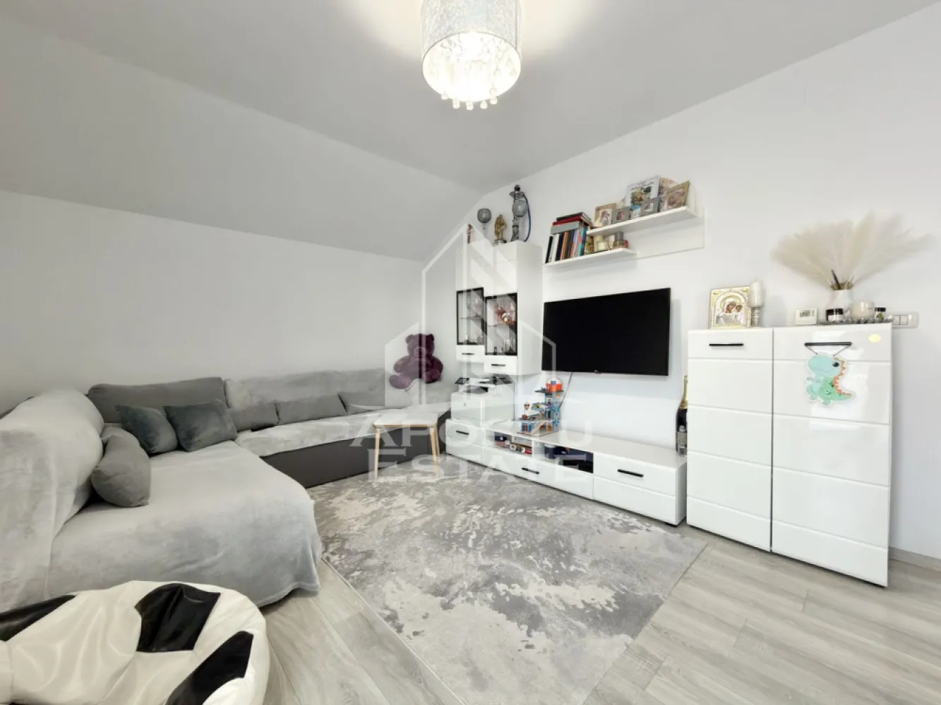 Apartament cu 2 camere complet mobilat si utilat la etajul 1 in Giroc - APOSTU ESTATE va propune spre vanzare un apartament cu 2 camere situat in Giroc.
Situat intr-un duplex cochet, acest apartament ofera raritatea intimitatii, intr-un cadru echilibrat si placut.
Drumul de acces spre imobil este asfaltat. In apropiere sunt magazine si supermarket-uri precum: Lidl, Penny, Profi, Mega Image, scoala, gradinita și parc la o distanta de 3 minute, acces facil la mijloace de transport in comun.

Apartamentul se vinde complet mobilat si utilat, precum se observa in imagini.
Imobilul dispune de o suprafata de 53 mp utili si este situat la etajul 1.

Compartimentare:
- hol acces.
- living.
- dormitor.
- bucatarie.
- baie cu geam si cada.
- acces in pod direct din apartament.
- terasa.

Detalii tehnice:
- constructie realizata in anul 2018 din caramida Porotherm de 25 cm.
- exterior izolat cu polistiren de 10 cm eps 80.
- pereti despartitori complet din caramida (fara rigips) tencuiti mecanizat finisati cu glet si vopsea lavabila.
- geamuri termopan cu 3 sticle pentru izolare fonica si termica superioara, foarte mari si luminoase.
- centrala proprie pe gaz, incalzire prin calorifere.
- aparataje modulare Gewis.
- usa acces securizata, usi interioare Porta Doors.
- electrocasnice noi, in stare perfecta de functionare. (frigider, masina de spalat rufe, aragaz, cuptor)
- sistem de supraveghere video.
- 1 loc de parcare.
- curte comuna amenajata.
Utilitati complete: curent, apa de la retea, canalizare, gaz.

Pentru mai multe detalii nu ezitati sa ne contactati!
Acceptam orice fel de credit bancar. Oferim consultanta si solutii financiare prin colaboratorii nostri pentru a obtine cel mai avantajos credit Ipotecar sau Noua Casa.

Va asteptam cu drag la o vizionare chiar astazi!
CP2882021