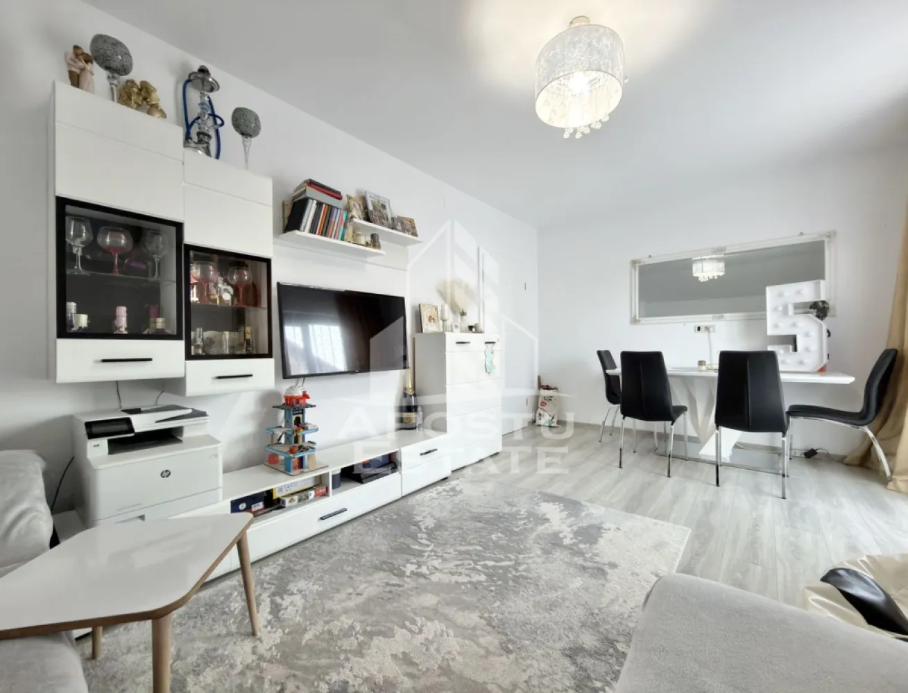 Apartament cu 2 camere complet mobilat si utilat la etajul 1 in Giroc - APOSTU ESTATE va propune spre vanzare un apartament cu 2 camere situat in Giroc.
Situat intr-un duplex cochet, acest apartament ofera raritatea intimitatii, intr-un cadru echilibrat si placut.
Drumul de acces spre imobil este asfaltat. In apropiere sunt magazine si supermarket-uri precum: Lidl, Penny, Profi, Mega Image, scoala, gradinita și parc la o distanta de 3 minute, acces facil la mijloace de transport in comun.

Apartamentul se vinde complet mobilat si utilat, precum se observa in imagini.
Imobilul dispune de o suprafata de 53 mp utili si este situat la etajul 1.

Compartimentare:
- hol acces.
- living.
- dormitor.
- bucatarie.
- baie cu geam si cada.
- acces in pod direct din apartament.
- terasa.

Detalii tehnice:
- constructie realizata in anul 2018 din caramida Porotherm de 25 cm.
- exterior izolat cu polistiren de 10 cm eps 80.
- pereti despartitori complet din caramida (fara rigips) tencuiti mecanizat finisati cu glet si vopsea lavabila.
- geamuri termopan cu 3 sticle pentru izolare fonica si termica superioara, foarte mari si luminoase.
- centrala proprie pe gaz, incalzire prin calorifere.
- aparataje modulare Gewis.
- usa acces securizata, usi interioare Porta Doors.
- electrocasnice noi, in stare perfecta de functionare. (frigider, masina de spalat rufe, aragaz, cuptor)
- sistem de supraveghere video.
- 1 loc de parcare.
- curte comuna amenajata.
Utilitati complete: curent, apa de la retea, canalizare, gaz.

Pentru mai multe detalii nu ezitati sa ne contactati!
Acceptam orice fel de credit bancar. Oferim consultanta si solutii financiare prin colaboratorii nostri pentru a obtine cel mai avantajos credit Ipotecar sau Noua Casa.

Va asteptam cu drag la o vizionare chiar astazi!
CP2882021