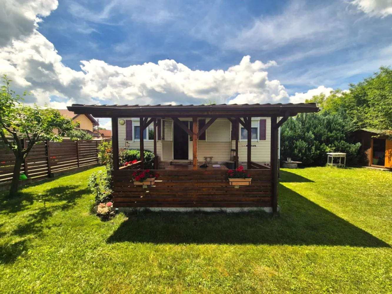 Casă modulară la cheie, teren 450 mp, la doar 18 km de Brașov | 48.000 € - EXCLUSIVITATE!
Euro Dome Imobiliare vă propune în exclusivitate o proprietate deosebită situată în localitatea Podu Oltului, la doar 18 km de Brașov, ideală pentru cei care își doresc liniștea naturii fără a renunța la confortul unei locuințe moderne.
Cu doar 48.000 euro puteți deveni proprietarul unei case modulare , compacta si izolata la exterior(panou metalic tip sanwich) cumparata, finisata si dotata direct din fabrica si amplasată pe un teren de 450 mp, atât terenul, cât și construcția fiind înscrise în Cartea Funciară.
Casa este foarte bine întreținută și se compune din două dormitoare, fiecare cu baie proprie, living cu bucătărie open-space și o terasă acoperită, perfectă pentru momentele de relaxare petrecute în aer liber.
Proprietatea este racordată la rețeaua de apă, energie electrică, internet și televiziune prin cablu, dispune de fosă septică pentru canalizare, iar rețeaua de gaz se află la limita proprietății. Confortul termic este asigurat prin încălzire electrică și aer condiționat.
Se vinde complet mobilată și utilată, fiind pregătită pentru utilizare imediată, fără investiții suplimentare.
Accesul rapid către Brașov (aproximativ 20 de minute), costurile reduse de întreținere și cadrul natural deosebit recomandă această proprietate atât ca locuință de vacanță, cât și ca investiție pentru închiriere în regim turistic.
Preț: 48.000 euro.Comision agentie 2%.
Pentru informații suplimentare și programarea unei vizionări, vă stăm cu plăcere la dispoziție.