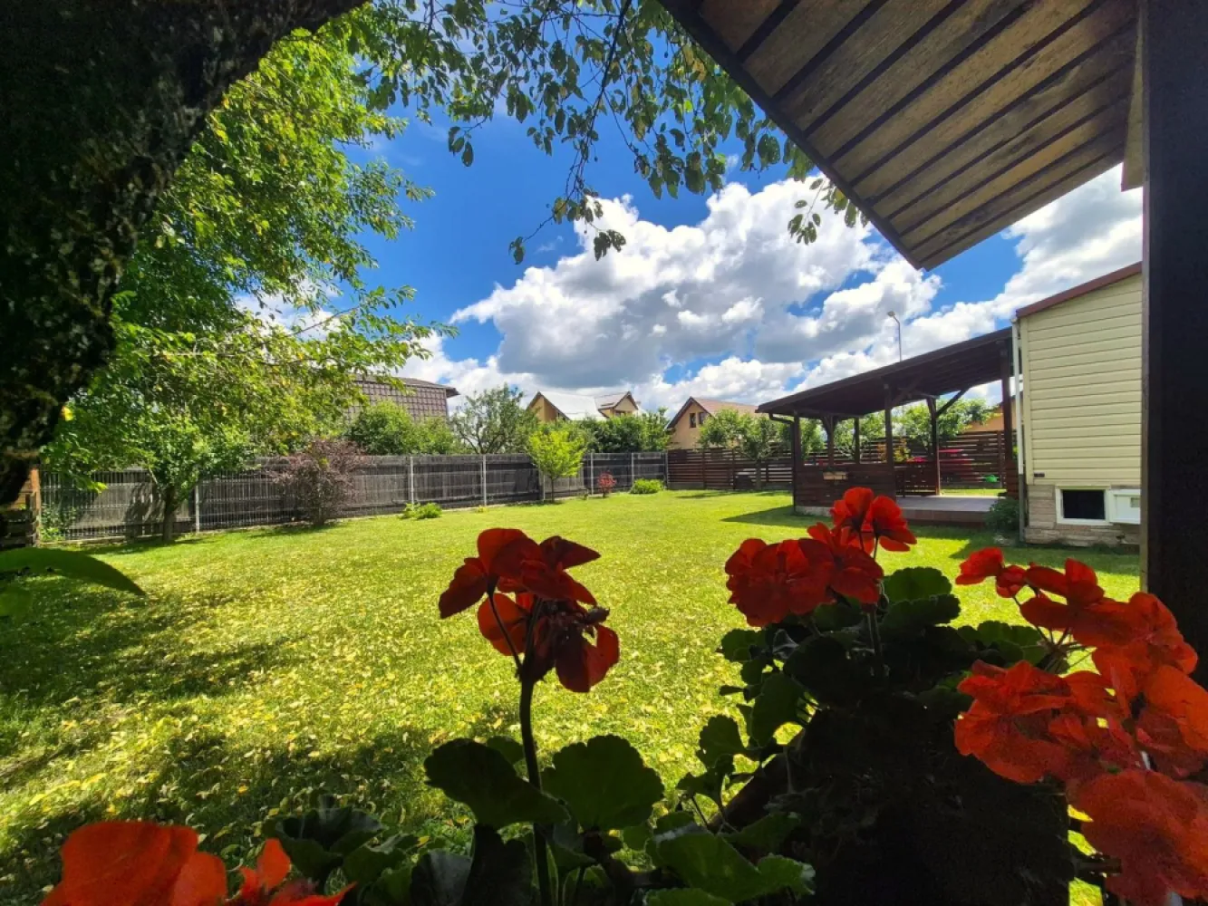 Casă modulară la cheie, teren 450 mp, la doar 18 km de Brașov | 48.000 € - EXCLUSIVITATE!
Euro Dome Imobiliare vă propune în exclusivitate o proprietate deosebită situată în localitatea Podu Oltului, la doar 18 km de Brașov, ideală pentru cei care își doresc liniștea naturii fără a renunța la confortul unei locuințe moderne.
Cu doar 48.000 euro puteți deveni proprietarul unei case modulare , compacta si izolata la exterior(panou metalic tip sanwich) cumparata, finisata si dotata direct din fabrica si amplasată pe un teren de 450 mp, atât terenul, cât și construcția fiind înscrise în Cartea Funciară.
Casa este foarte bine întreținută și se compune din două dormitoare, fiecare cu baie proprie, living cu bucătărie open-space și o terasă acoperită, perfectă pentru momentele de relaxare petrecute în aer liber.
Proprietatea este racordată la rețeaua de apă, energie electrică, internet și televiziune prin cablu, dispune de fosă septică pentru canalizare, iar rețeaua de gaz se află la limita proprietății. Confortul termic este asigurat prin încălzire electrică și aer condiționat.
Se vinde complet mobilată și utilată, fiind pregătită pentru utilizare imediată, fără investiții suplimentare.
Accesul rapid către Brașov (aproximativ 20 de minute), costurile reduse de întreținere și cadrul natural deosebit recomandă această proprietate atât ca locuință de vacanță, cât și ca investiție pentru închiriere în regim turistic.
Preț: 48.000 euro.Comision agentie 2%.
Pentru informații suplimentare și programarea unei vizionări, vă stăm cu plăcere la dispoziție.