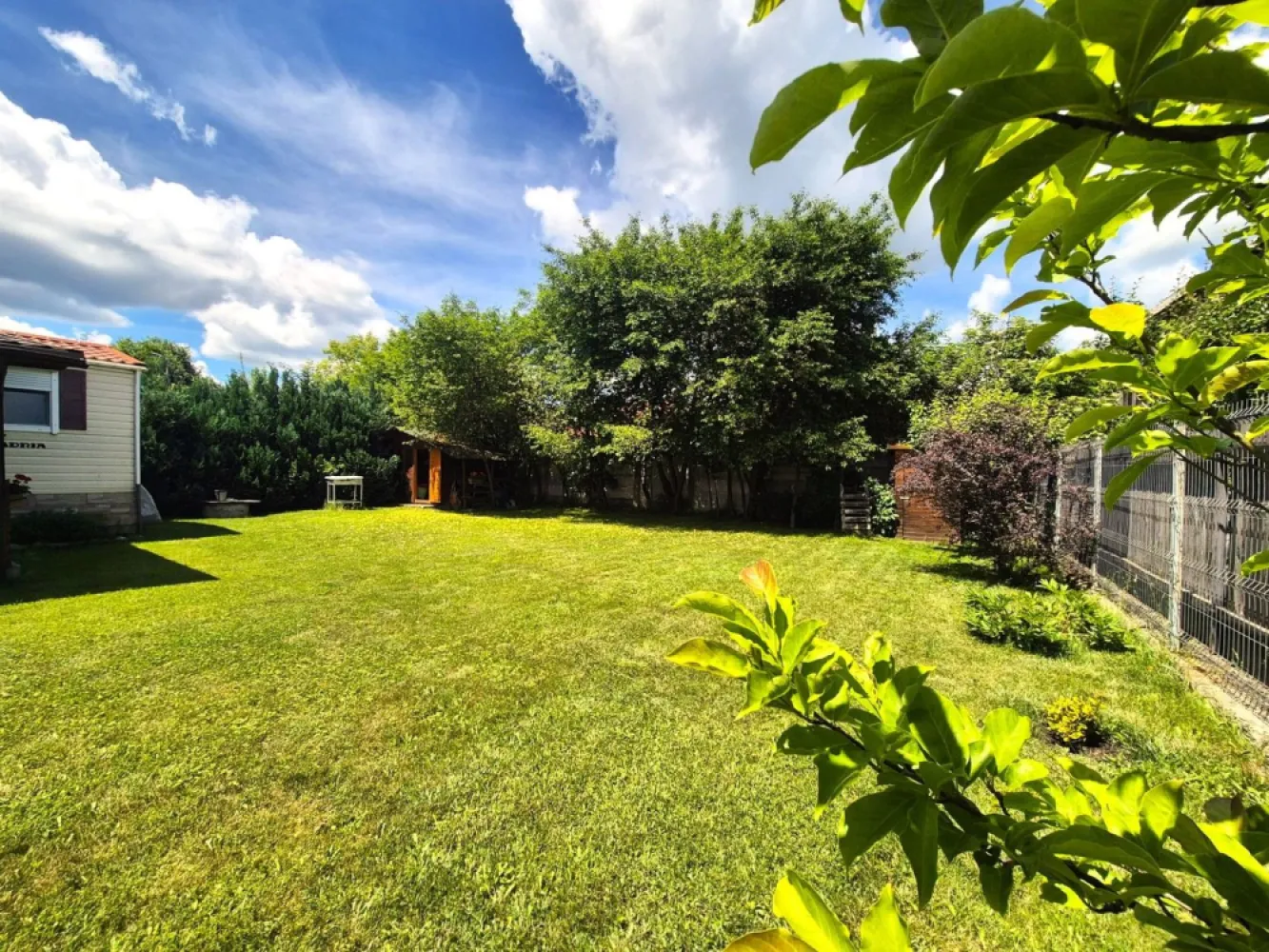 Casă modulară la cheie, teren 450 mp, la doar 18 km de Brașov | 48.000 € - EXCLUSIVITATE!
Euro Dome Imobiliare vă propune în exclusivitate o proprietate deosebită situată în localitatea Podu Oltului, la doar 18 km de Brașov, ideală pentru cei care își doresc liniștea naturii fără a renunța la confortul unei locuințe moderne.
Cu doar 48.000 euro puteți deveni proprietarul unei case modulare , compacta si izolata la exterior(panou metalic tip sanwich) cumparata, finisata si dotata direct din fabrica si amplasată pe un teren de 450 mp, atât terenul, cât și construcția fiind înscrise în Cartea Funciară.
Casa este foarte bine întreținută și se compune din două dormitoare, fiecare cu baie proprie, living cu bucătărie open-space și o terasă acoperită, perfectă pentru momentele de relaxare petrecute în aer liber.
Proprietatea este racordată la rețeaua de apă, energie electrică, internet și televiziune prin cablu, dispune de fosă septică pentru canalizare, iar rețeaua de gaz se află la limita proprietății. Confortul termic este asigurat prin încălzire electrică și aer condiționat.
Se vinde complet mobilată și utilată, fiind pregătită pentru utilizare imediată, fără investiții suplimentare.
Accesul rapid către Brașov (aproximativ 20 de minute), costurile reduse de întreținere și cadrul natural deosebit recomandă această proprietate atât ca locuință de vacanță, cât și ca investiție pentru închiriere în regim turistic.
Preț: 48.000 euro.Comision agentie 2%.
Pentru informații suplimentare și programarea unei vizionări, vă stăm cu plăcere la dispoziție.