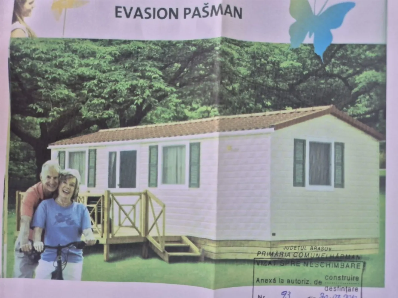 Casă modulară la cheie, teren 450 mp, la doar 18 km de Brașov | 48.000 € - EXCLUSIVITATE!
Euro Dome Imobiliare vă propune în exclusivitate o proprietate deosebită situată în localitatea Podu Oltului, la doar 18 km de Brașov, ideală pentru cei care își doresc liniștea naturii fără a renunța la confortul unei locuințe moderne.
Cu doar 48.000 euro puteți deveni proprietarul unei case modulare , compacta si izolata la exterior(panou metalic tip sanwich) cumparata, finisata si dotata direct din fabrica si amplasată pe un teren de 450 mp, atât terenul, cât și construcția fiind înscrise în Cartea Funciară.
Casa este foarte bine întreținută și se compune din două dormitoare, fiecare cu baie proprie, living cu bucătărie open-space și o terasă acoperită, perfectă pentru momentele de relaxare petrecute în aer liber.
Proprietatea este racordată la rețeaua de apă, energie electrică, internet și televiziune prin cablu, dispune de fosă septică pentru canalizare, iar rețeaua de gaz se află la limita proprietății. Confortul termic este asigurat prin încălzire electrică și aer condiționat.
Se vinde complet mobilată și utilată, fiind pregătită pentru utilizare imediată, fără investiții suplimentare.
Accesul rapid către Brașov (aproximativ 20 de minute), costurile reduse de întreținere și cadrul natural deosebit recomandă această proprietate atât ca locuință de vacanță, cât și ca investiție pentru închiriere în regim turistic.
Preț: 48.000 euro.Comision agentie 2%.
Pentru informații suplimentare și programarea unei vizionări, vă stăm cu plăcere la dispoziție.