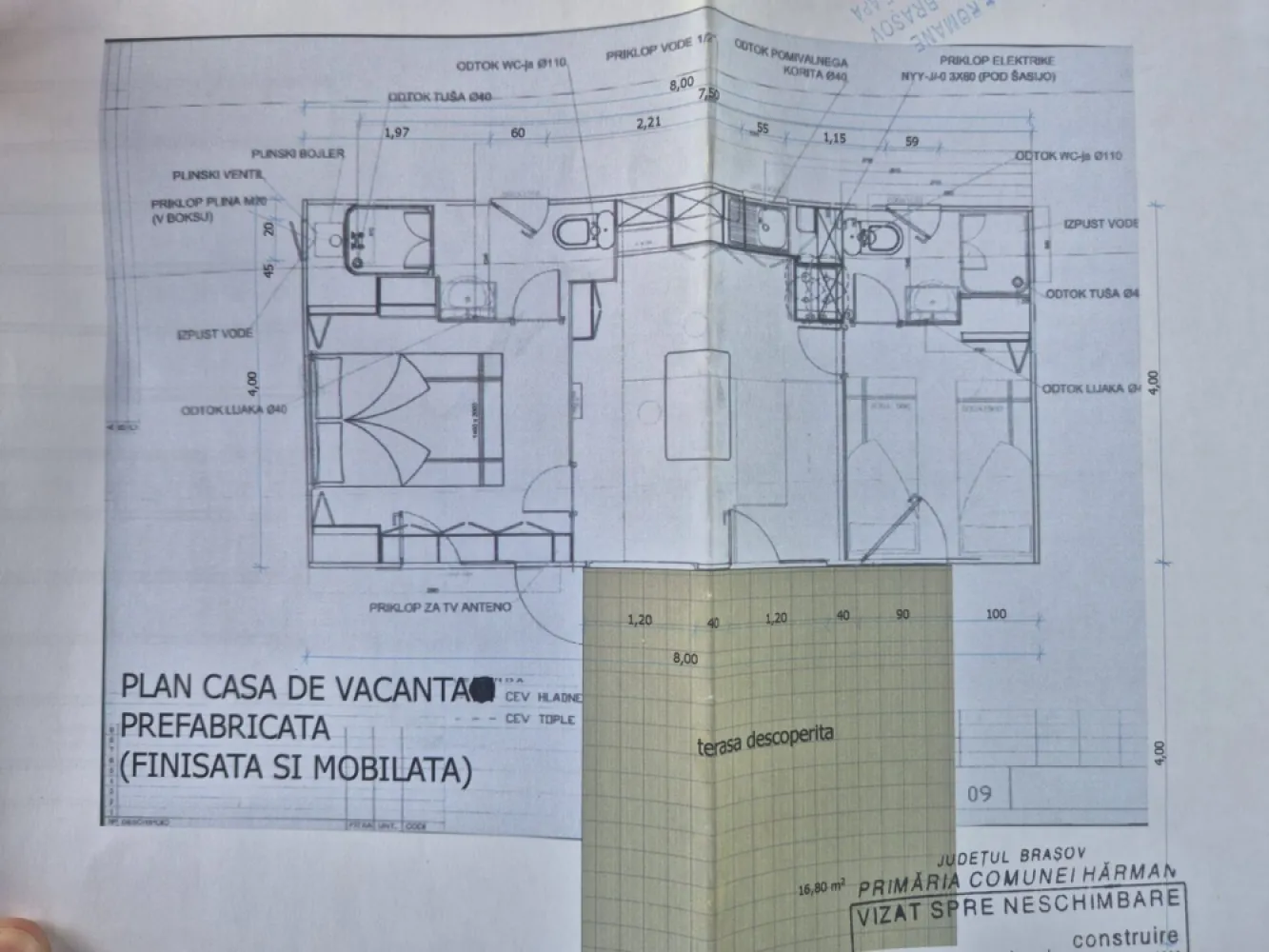 Casă modulară la cheie, teren 450 mp, la doar 18 km de Brașov | 48.000 € - EXCLUSIVITATE!
Euro Dome Imobiliare vă propune în exclusivitate o proprietate deosebită situată în localitatea Podu Oltului, la doar 18 km de Brașov, ideală pentru cei care își doresc liniștea naturii fără a renunța la confortul unei locuințe moderne.
Cu doar 48.000 euro puteți deveni proprietarul unei case modulare , compacta si izolata la exterior(panou metalic tip sanwich) cumparata, finisata si dotata direct din fabrica si amplasată pe un teren de 450 mp, atât terenul, cât și construcția fiind înscrise în Cartea Funciară.
Casa este foarte bine întreținută și se compune din două dormitoare, fiecare cu baie proprie, living cu bucătărie open-space și o terasă acoperită, perfectă pentru momentele de relaxare petrecute în aer liber.
Proprietatea este racordată la rețeaua de apă, energie electrică, internet și televiziune prin cablu, dispune de fosă septică pentru canalizare, iar rețeaua de gaz se află la limita proprietății. Confortul termic este asigurat prin încălzire electrică și aer condiționat.
Se vinde complet mobilată și utilată, fiind pregătită pentru utilizare imediată, fără investiții suplimentare.
Accesul rapid către Brașov (aproximativ 20 de minute), costurile reduse de întreținere și cadrul natural deosebit recomandă această proprietate atât ca locuință de vacanță, cât și ca investiție pentru închiriere în regim turistic.
Preț: 48.000 euro.Comision agentie 2%.
Pentru informații suplimentare și programarea unei vizionări, vă stăm cu plăcere la dispoziție.