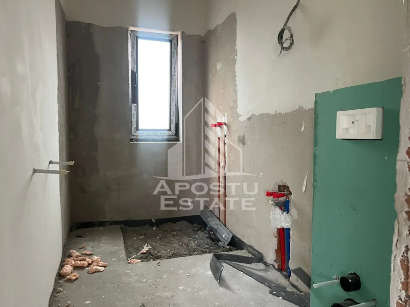 Duplex cu 4 camere in Covaci - Apostu Estate vă oferă spre vânzare Duplex în Covaci ,situat în zona liniștită.
Utilitatiile ;apa,gaz ,curent 
Încălzirea se realizează prin intermediul centralei pe gaz prin calorifere .
Tâmplărie din geam Tripan .
Izolație exterioară de 10 cm cu EPS 80.
Compartimentare:
Parter:
• camera/birou (ideal pentru oaspeti, lucru de acasa sau hobby)
• living luminos
• bucatarie spatioasa, cu iesire directa pe terasa si in curte
• baie
Etaj:
• 2 dormitoare confortabile
• baie

Plusuri:
• Stil clasic, cald si primitor
• Terasa perfecta pentru relaxare, gratar sau loc de joaca pentru copii
• Curte proprie spatioasa, usor de intretinut
• Zona linistita, ferita de aglomeratie

Ideal pentru cei care isi doresc senzatia de casa, cu curte, dar aproape de oras.
 Se acceptă variante de credit ,cu mai multe detalii vă stăm la dispoziție telefonic.
Vă așteptăm cu drag la o vizionare!