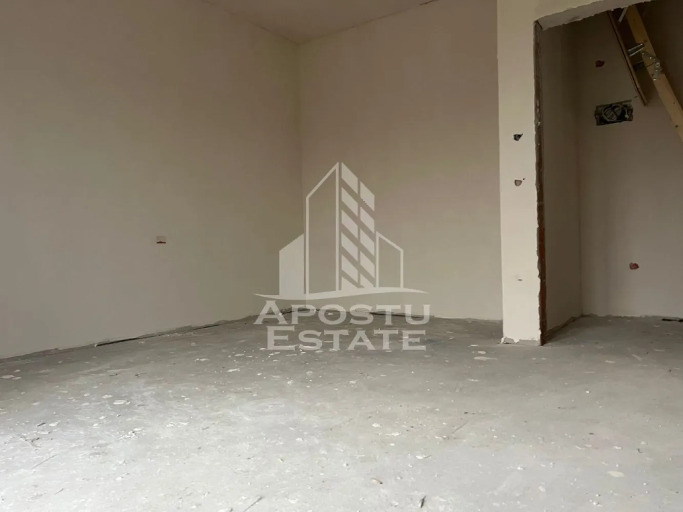 Duplex cu 4 camere in Covaci - Apostu Estate vă oferă spre vânzare Duplex în Covaci ,situat în zona liniștită.
Utilitatiile ;apa,gaz ,curent 
Încălzirea se realizează prin intermediul centralei pe gaz prin calorifere .
Tâmplărie din geam Tripan .
Izolație exterioară de 10 cm cu EPS 80.
Compartimentare:
Parter:
• camera/birou (ideal pentru oaspeti, lucru de acasa sau hobby)
• living luminos
• bucatarie spatioasa, cu iesire directa pe terasa si in curte
• baie
Etaj:
• 2 dormitoare confortabile
• baie

Plusuri:
• Stil clasic, cald si primitor
• Terasa perfecta pentru relaxare, gratar sau loc de joaca pentru copii
• Curte proprie spatioasa, usor de intretinut
• Zona linistita, ferita de aglomeratie

Ideal pentru cei care isi doresc senzatia de casa, cu curte, dar aproape de oras.
 Se acceptă variante de credit ,cu mai multe detalii vă stăm la dispoziție telefonic.
Vă așteptăm cu drag la o vizionare!