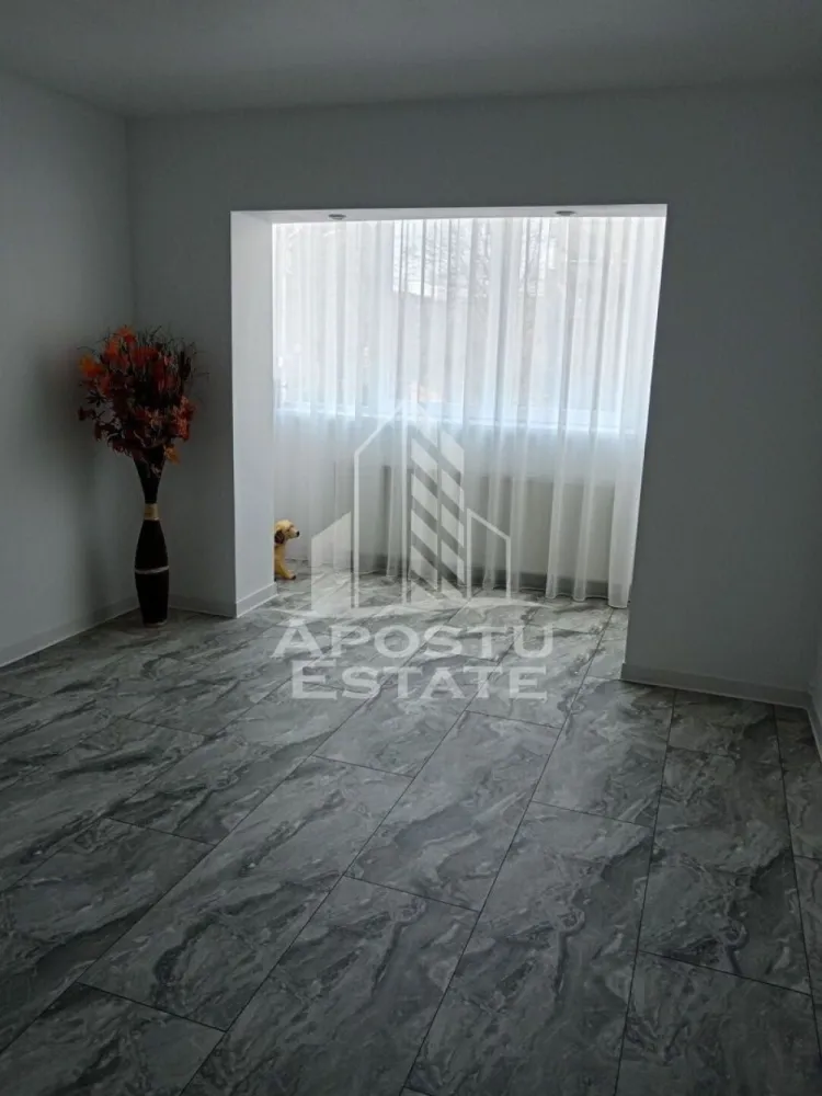 Apartament 2 camere de vanzare, zona Aradului Timisoara - APOSTU ESTATE va propune spre vanzare un apartament complet renovat, decomandat cu 2 camere, situat la etajul 1/4, in zona Aradului/Torontalului din Timisoara, jud.Timis.

Apartamentul dispune de o suprafata de 52 mp plus balcon si este compartimentat astfel:
- hol de acces
-bucatarie inchisa
- living cu iesire spre balcon
- dormitor 
- baie cu cabina de dus

Dotari:
-instalatie electrica si sanitara schimbate
-geamuri termopan

Confortul termic este asigurat prin intermediul centralei proprii.
Apartamentul a fost complet renovat in 2025.

Distante:
-Magazine,banci,farmacii la 3 min de mers pe jos
-Piata verde la 5 min de mers pe jos
- Mijloace transport in comun
-Auchan la 6 min cu masina
- Piata Unirii la 11 min cu masina
-Iulius Town la 10 min cu masina

Agentia imobiliara Apostu Estate va ofera consultanta bancara gratuita prin intermediul colaboratorilor nostri pentru alegerea celui mai potrivit tip de credit, astfel incat tu sa devi noul proprietar al acestui apartament.
Va asteptam cu drag la o vizionare!

Id intern: CP2881750