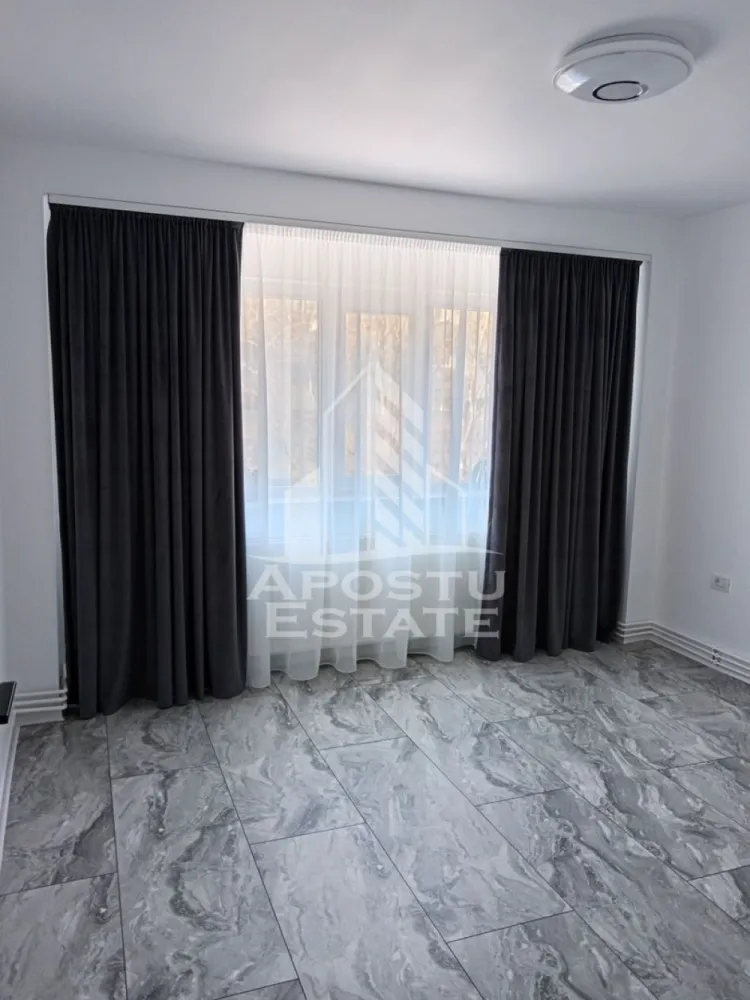 Apartament 2 camere de vanzare, zona Aradului Timisoara - APOSTU ESTATE va propune spre vanzare un apartament complet renovat, decomandat cu 2 camere, situat la etajul 1/4, in zona Aradului/Torontalului din Timisoara, jud.Timis.

Apartamentul dispune de o suprafata de 52 mp plus balcon si este compartimentat astfel:
- hol de acces
-bucatarie inchisa
- living cu iesire spre balcon
- dormitor 
- baie cu cabina de dus

Dotari:
-instalatie electrica si sanitara schimbate
-geamuri termopan

Confortul termic este asigurat prin intermediul centralei proprii.
Apartamentul a fost complet renovat in 2025.

Distante:
-Magazine,banci,farmacii la 3 min de mers pe jos
-Piata verde la 5 min de mers pe jos
- Mijloace transport in comun
-Auchan la 6 min cu masina
- Piata Unirii la 11 min cu masina
-Iulius Town la 10 min cu masina

Agentia imobiliara Apostu Estate va ofera consultanta bancara gratuita prin intermediul colaboratorilor nostri pentru alegerea celui mai potrivit tip de credit, astfel incat tu sa devi noul proprietar al acestui apartament.
Va asteptam cu drag la o vizionare!

Id intern: CP2881750